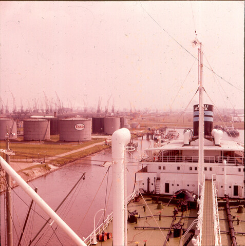 S.9100(0063); Gezicht op 'Amatex- Terminal', Jan van Riebeeckhaven, Amsterdam; diapositief