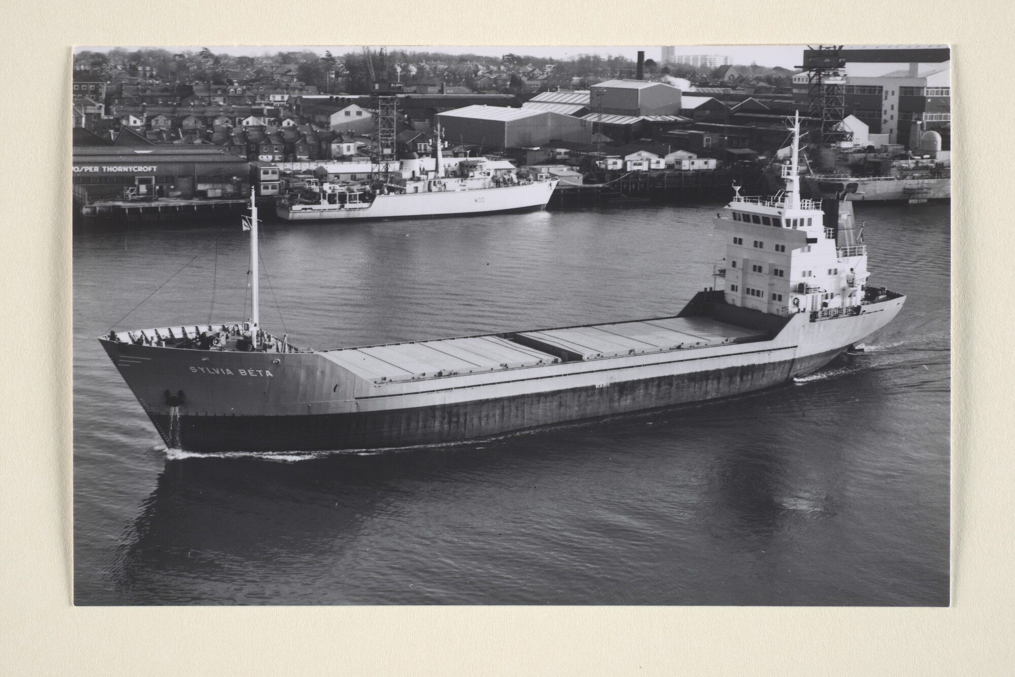 1996.2425; Een luchtfoto van de coaster ms. Sylvia Beta van Sylvia Cargo uit Hoogezand [...]; foto