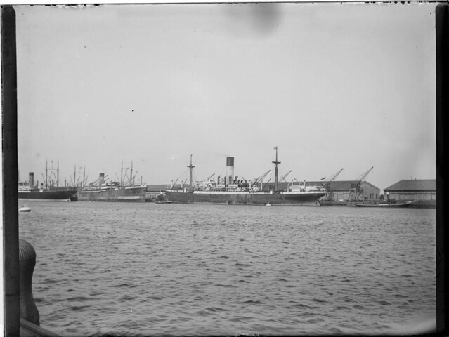 2015.4591; Glasnegatief van ss. Karimata naast een schip van de Nederlandsche Stoomvaart Maatschappij "Oceaan" N.V. en sleepboten van Gebroeders Goedkoop; glasnegatief