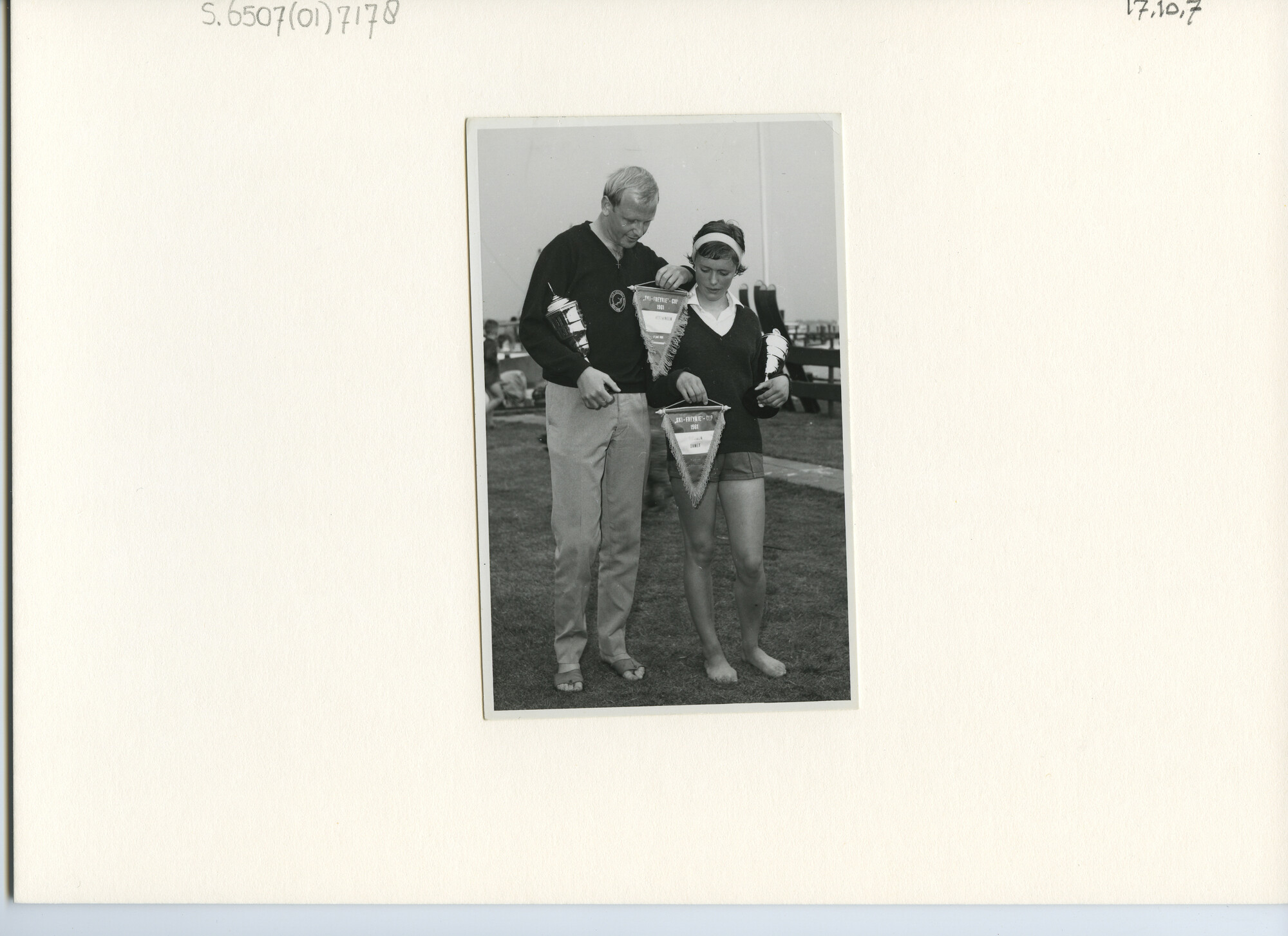 S.6507(01)7178; Foto van Nederlandse recordhouders springer Ben Woltring en figurenkampioene Conny Dane met Freyrie-cup; foto
