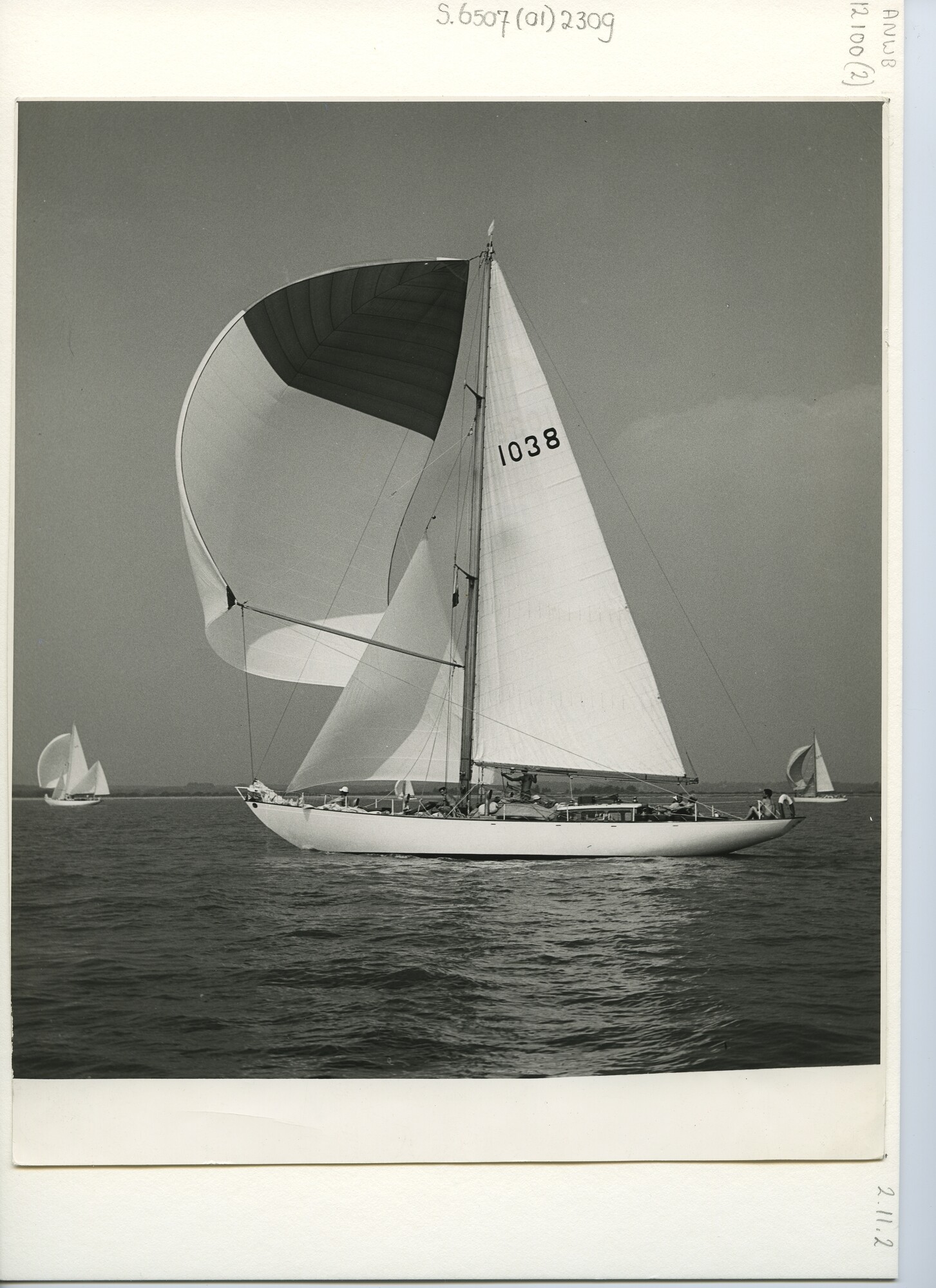 S.6507(01)2309; Foto van het zeiljacht Zwerver, zeilnummer 1038, zeilt voor de wind tijdens de Cowes Week/Britannia Challenge Cup; foto