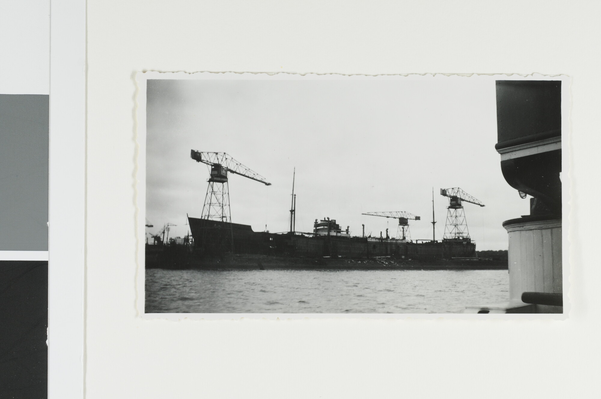 S.4380(04)440; Het vrachtschip ss. Madjokerto van de Rotterdamsche Lloyd tijdens de verbouwing bij Wilton Fijenoord te Rotterdam; foto