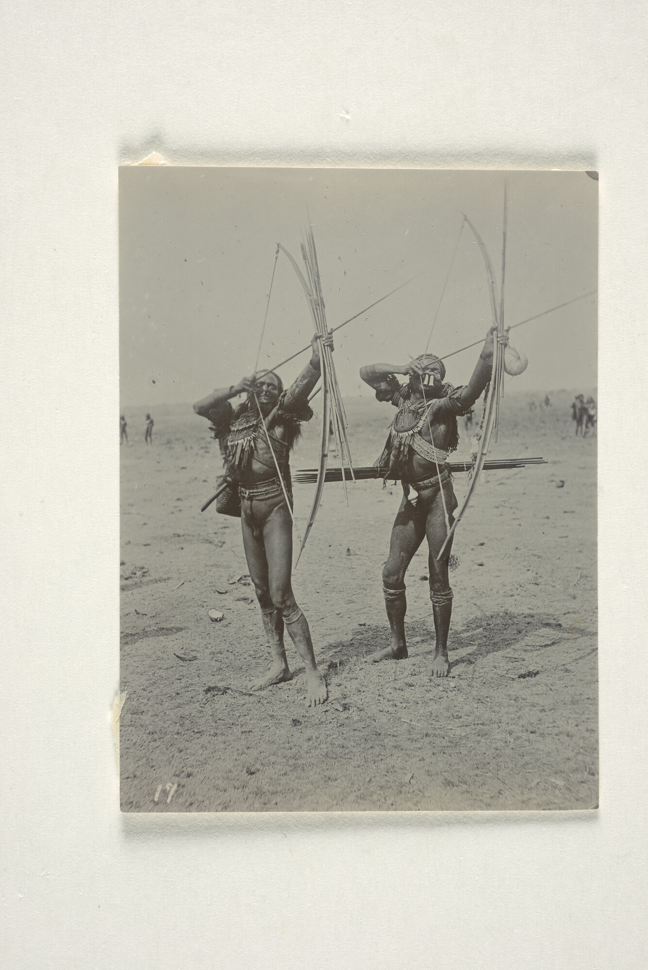 1997.4545; Foto van twee poserende papoea's met pijl en boog te Merauke, omstreeks 1902; foto