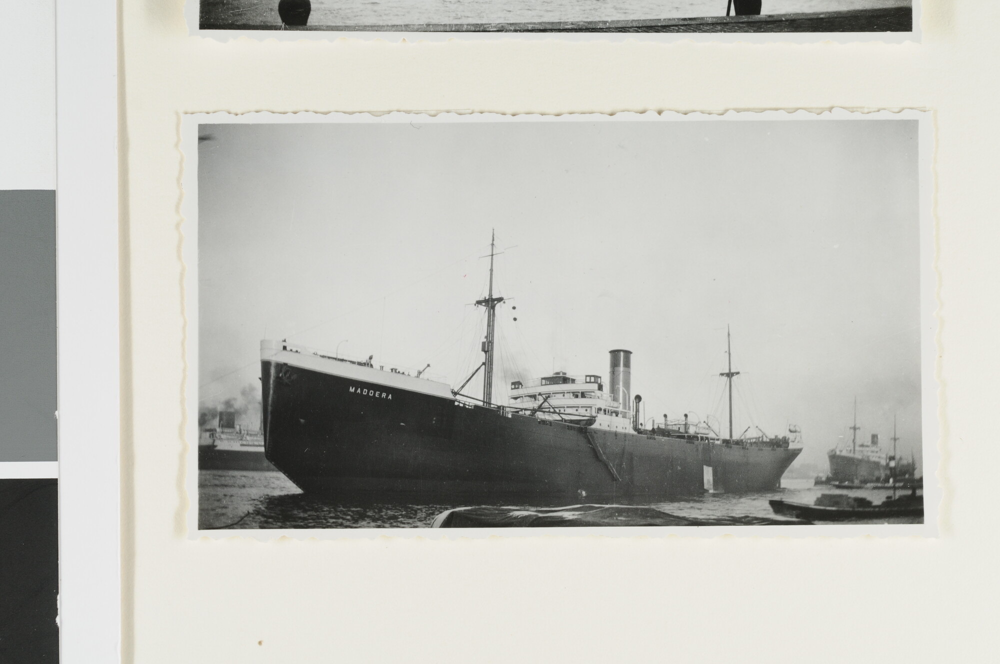 S.4380(04)394; Foto's van het vertrek van het vrachtschip ss. Madoera; fotoreportage
