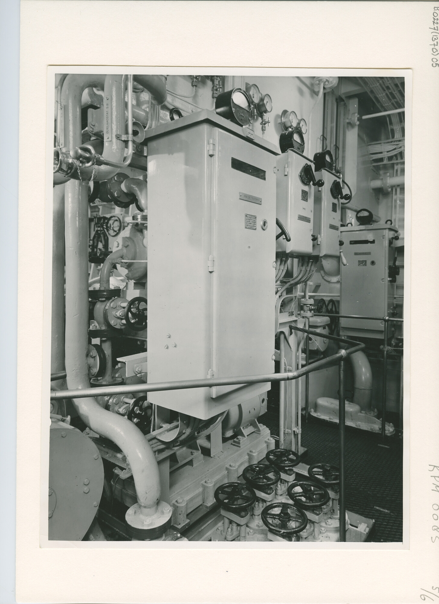 B.0227(1370)05; Interieurfoto's van de machinekamer van ms. 'Roggeveen'; foto