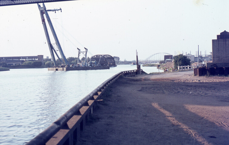 2014.0105; Dia van het verwijderen van de oude spoorbrug Utrecht-Gouda; kleurendia