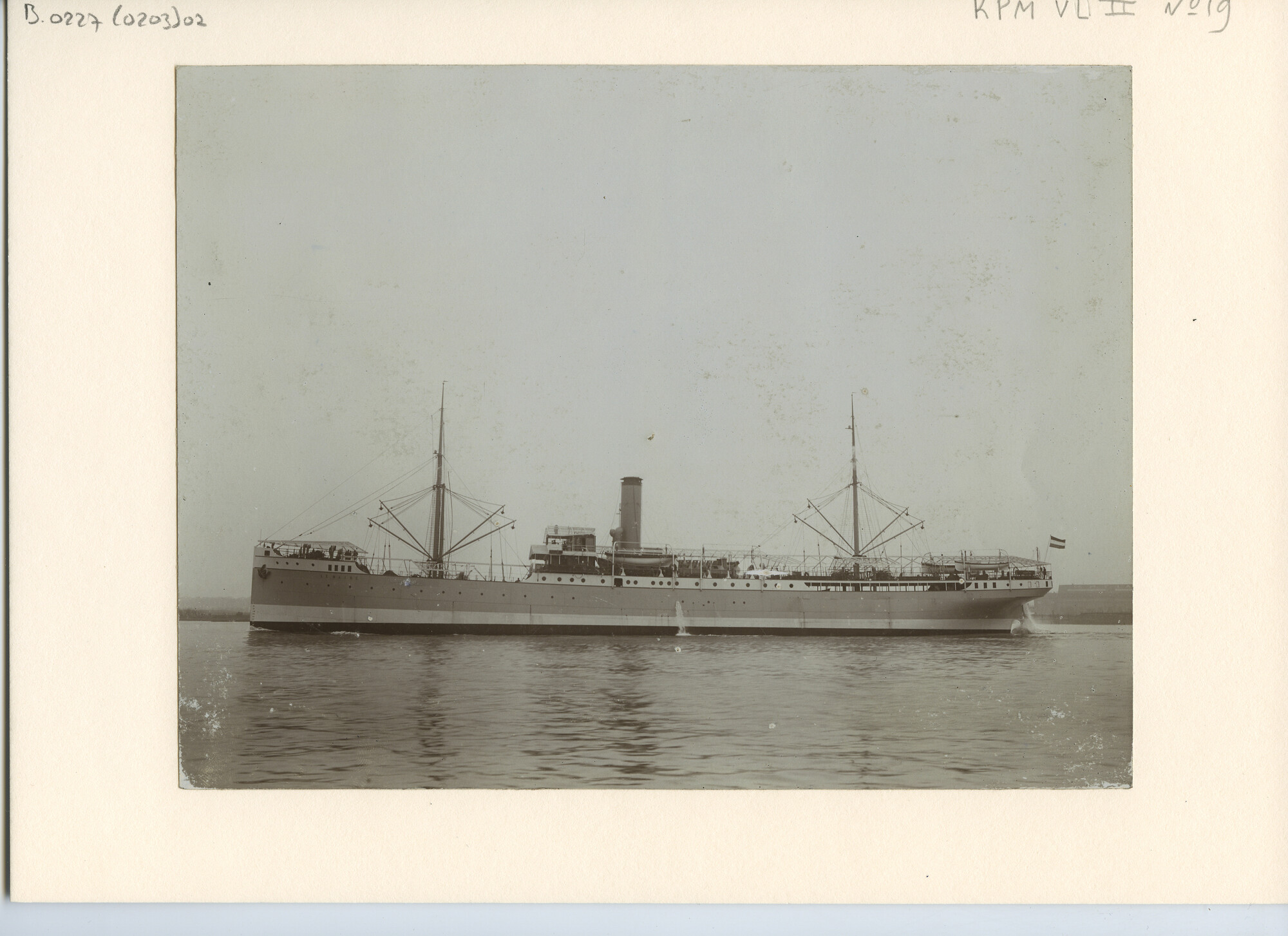 B.0227(0203)02; Foto van ss. Le Maire varend op de Nieuwe Waterweg op weg naar Nederlands Indië; foto