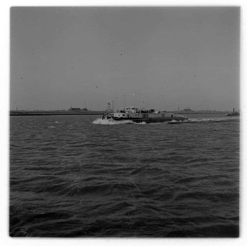 S.5219(12)0591a; Negatieven van de haven & zeesleepboot 'Flamingo' gebouwd op de helling van de Arnhemsche Stoomsleephelling Maatschappij (ASM); negatief