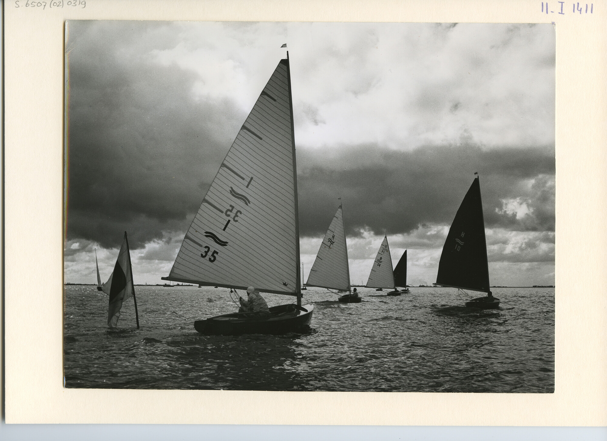 S.6507(02)0319.01; Zwart-wit foto van Finnjollen tijdens de Hollandweek II 1956; foto