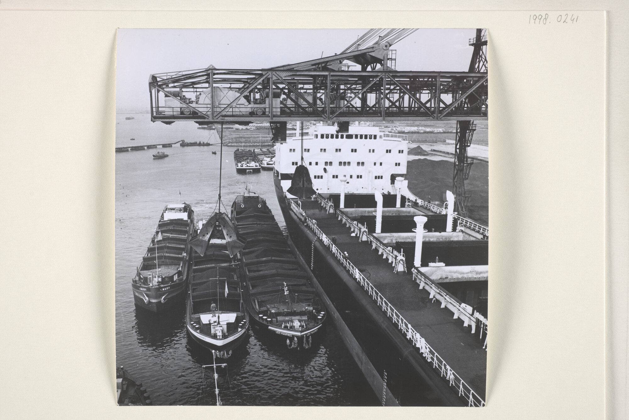 1998.0241; Massagoedoverslag vanuit een bulkcarrier op de binnenvaartschepen Mary [...]; foto