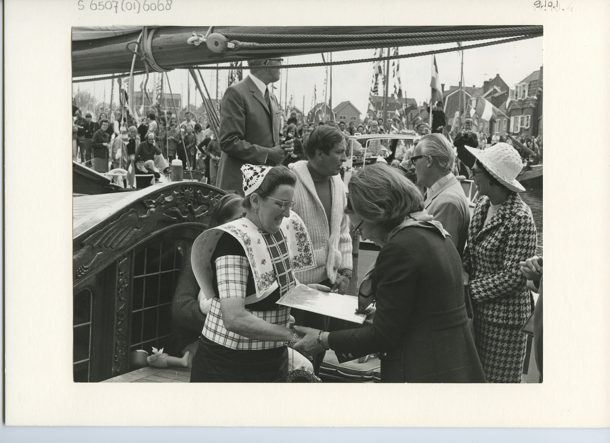 S.6507(01)6068; Foto van feestelijke opening van de nieuwe jachthaven van Spakenburg door het prinselijk paar Beatrix en Claus aan boord van de "Groene Draeck"; foto