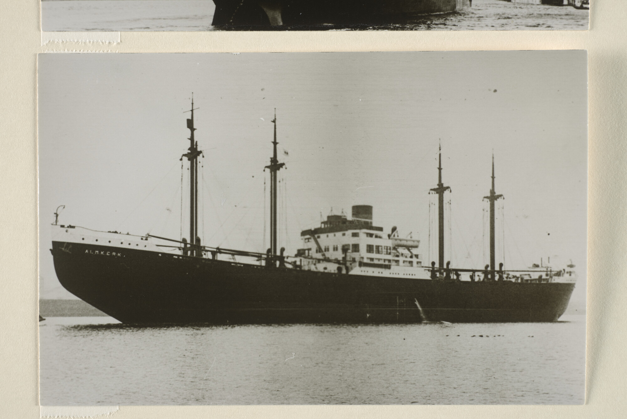 1995.5571; Reproductiefotos van het vrachtschip ms. Almkerk bij het vertrek naar [...]; fotoreportage