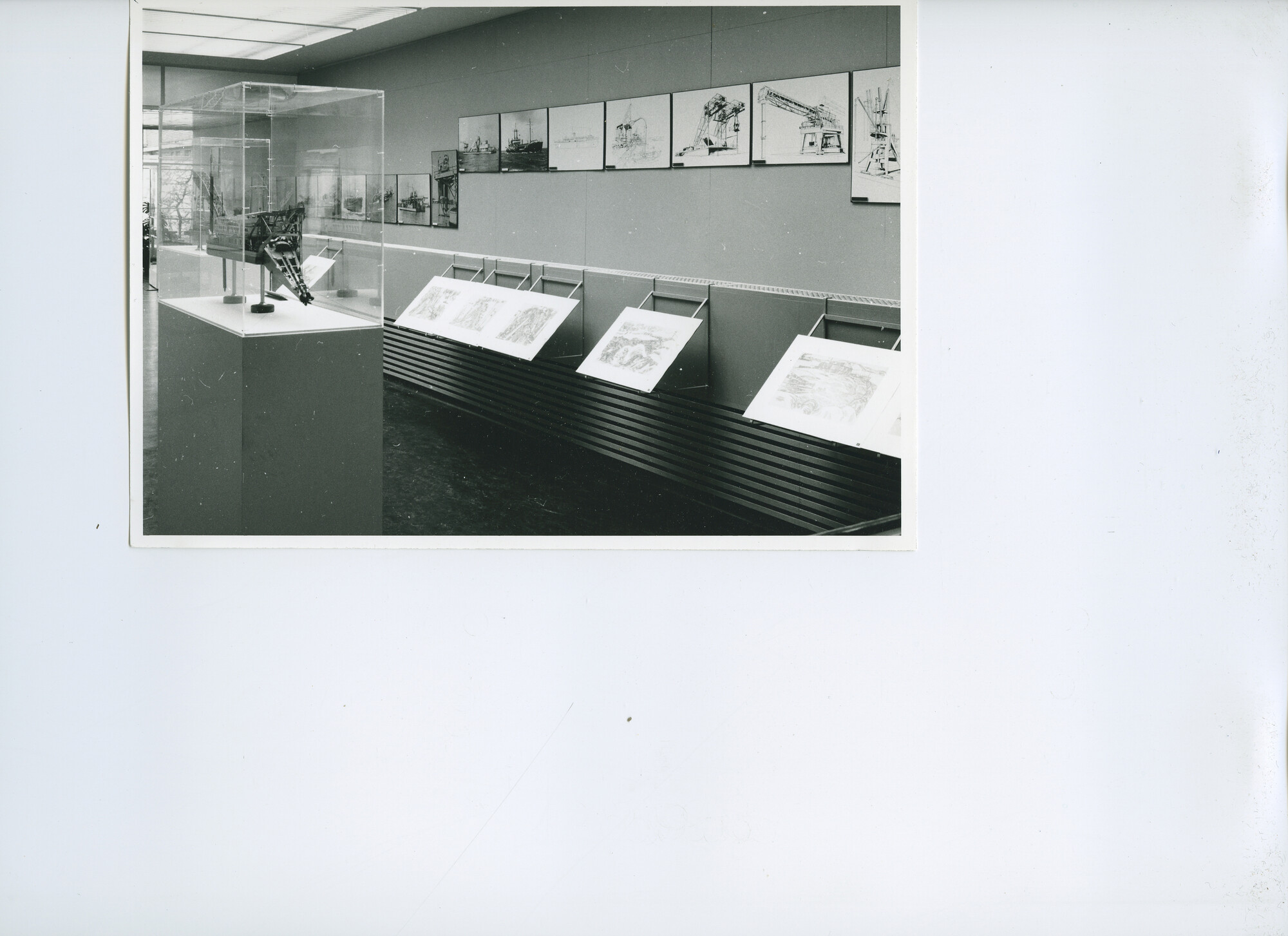 S.5621(01)0982; Foto van tentoonstelling.; foto