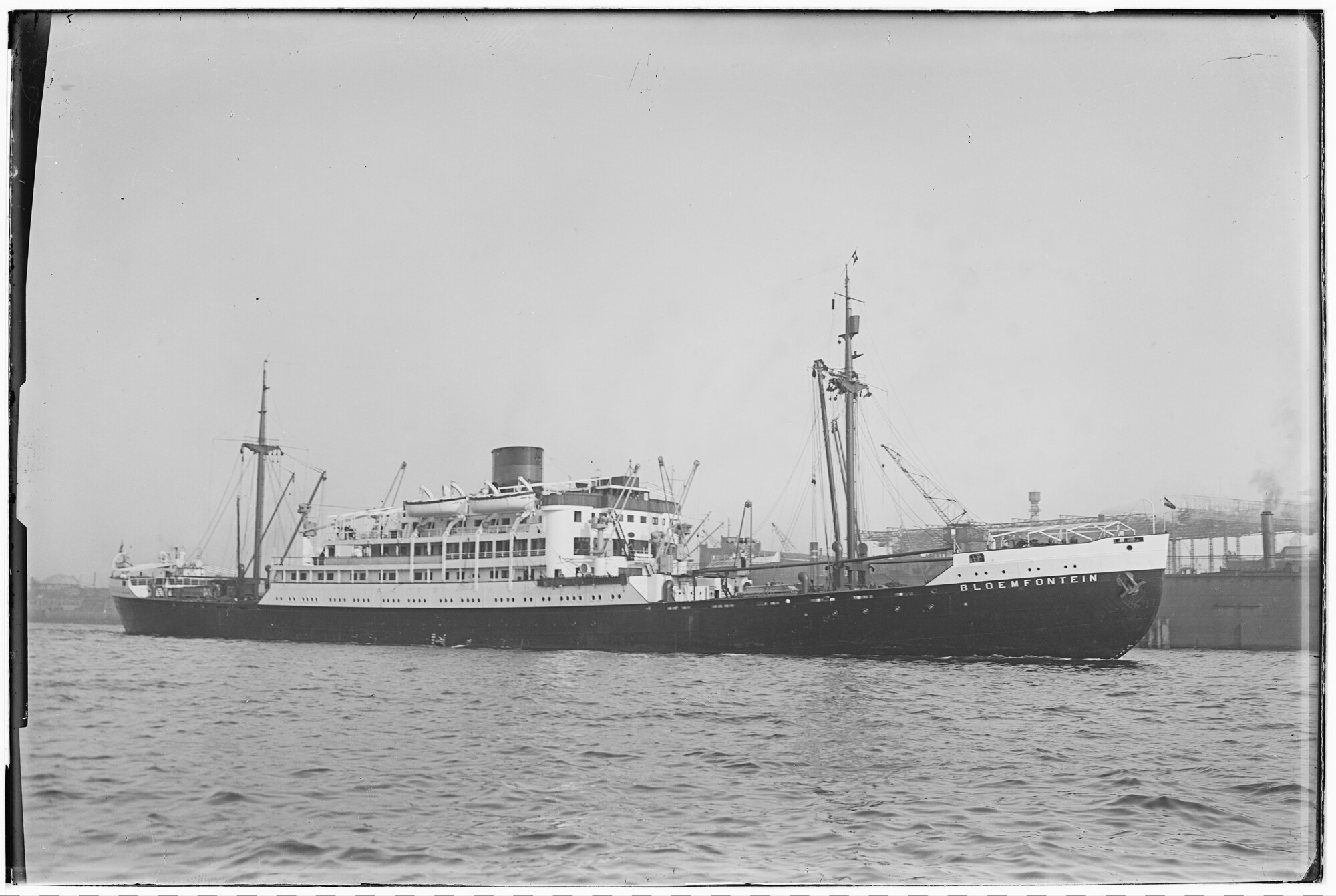 2018.1011; Glasnegatief van het vracht- en passagiersschip Bloemfontein (Nederlands, 1934); glasnegatief