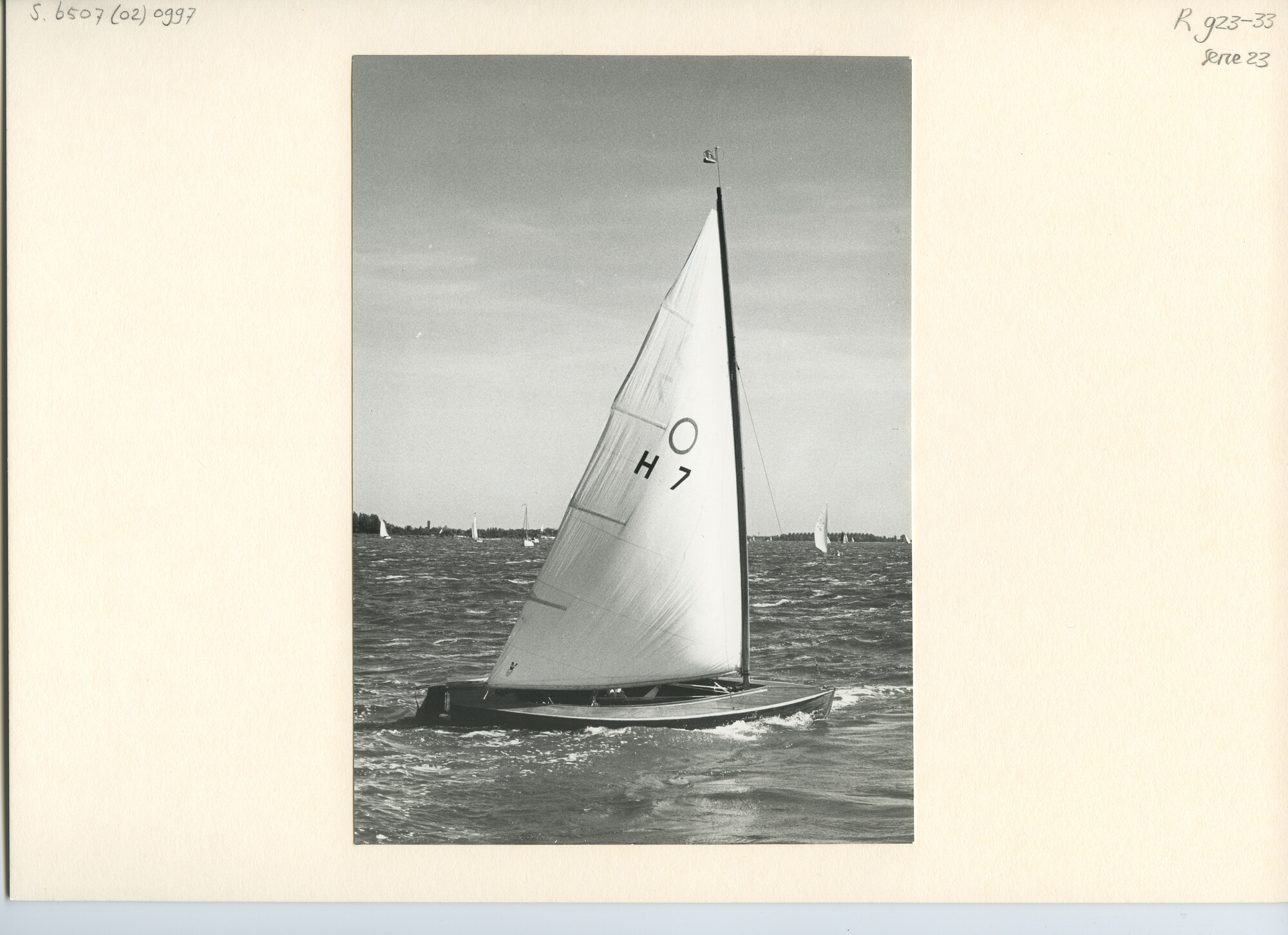 S.6507(02)0997.01; Zwart-wit foto van het Nederlands Kampioenschap O-jollen 1964 op de Westeinderplassen; foto