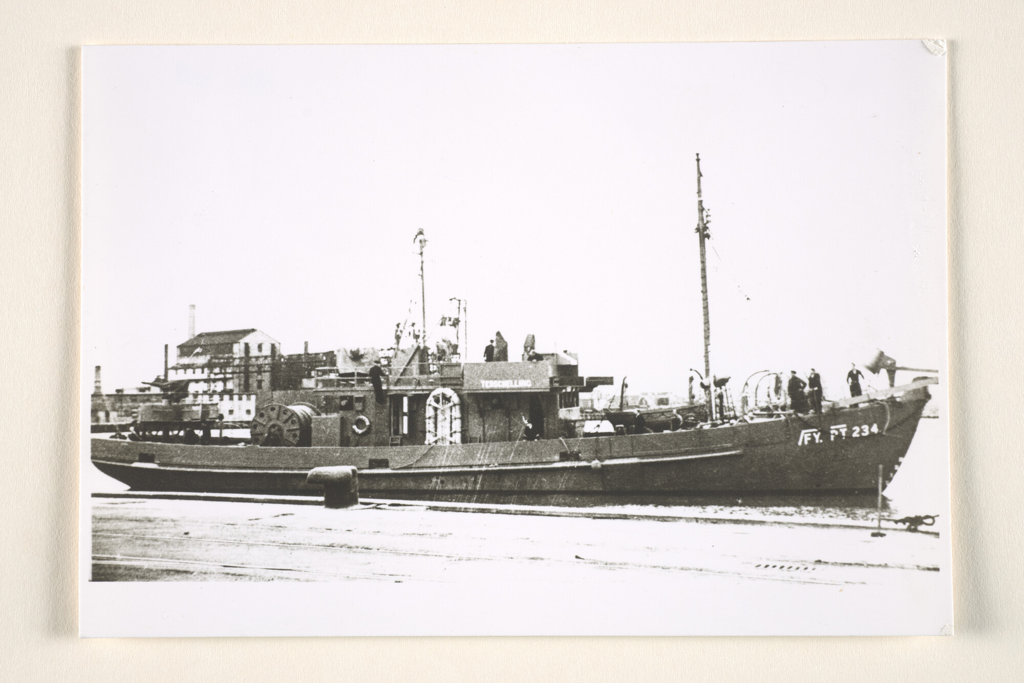1995.1428; De mijnenveger Hr.Ms. 'Terschelling II' (MV 10), vermoedelijk gezien te Vlissingen; foto