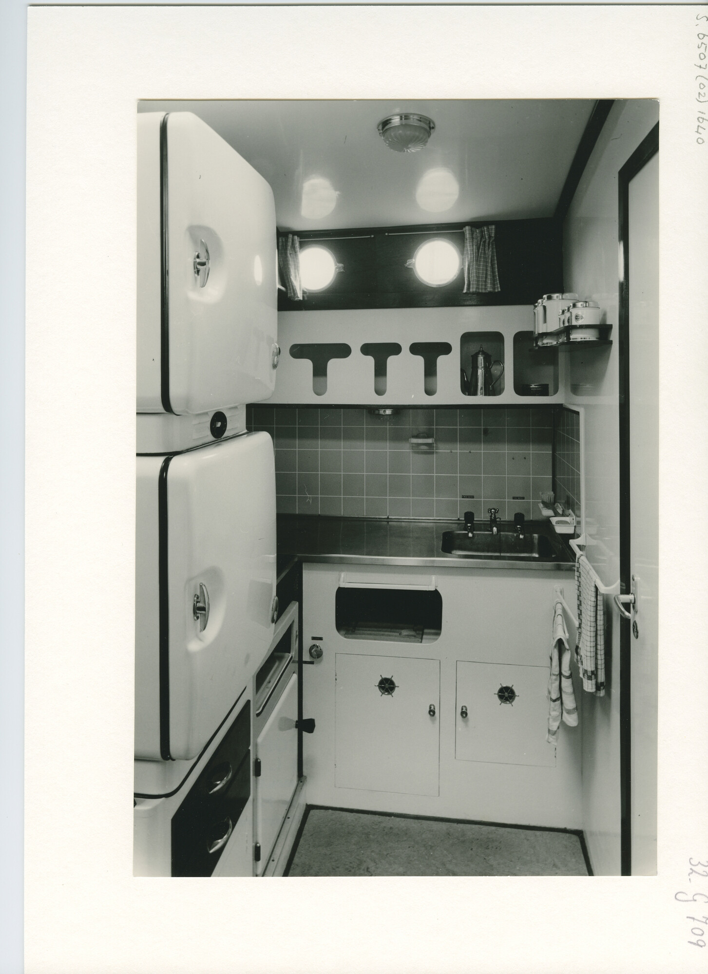 S.6507(02)1640.04; Zwart-wit foto van het interieur van het motorjacht Twin Rivers; foto