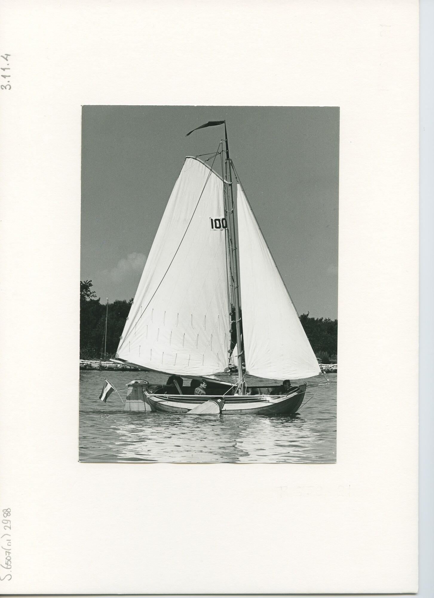 S.6507(01)2988; Stuurboord zijaanzicht van een aan de wind zeilende tjotter; foto