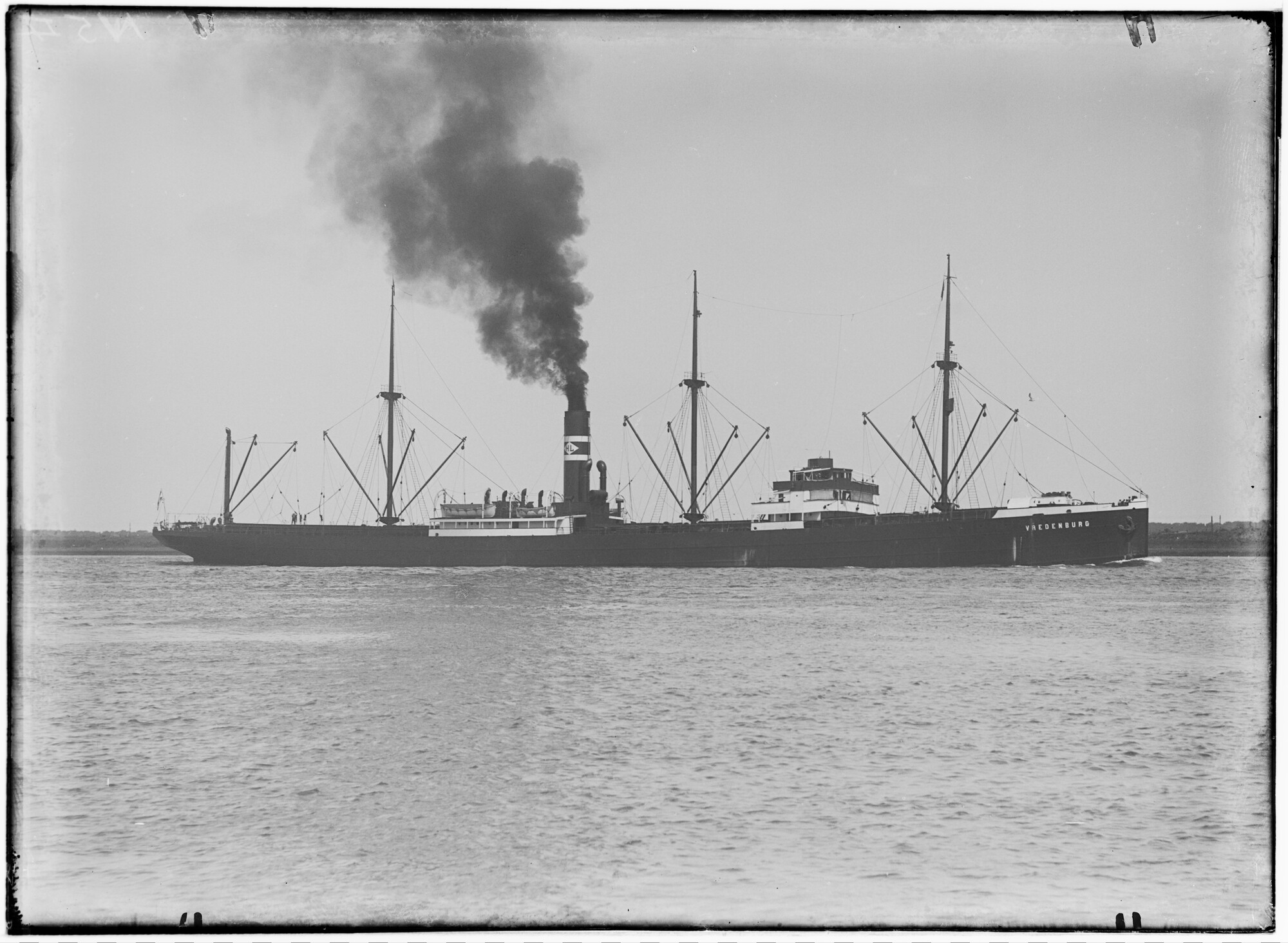 2018.1820; Glasnegatief van het vrachtschip Vredenburg (Nederlands, 1921); glasnegatief