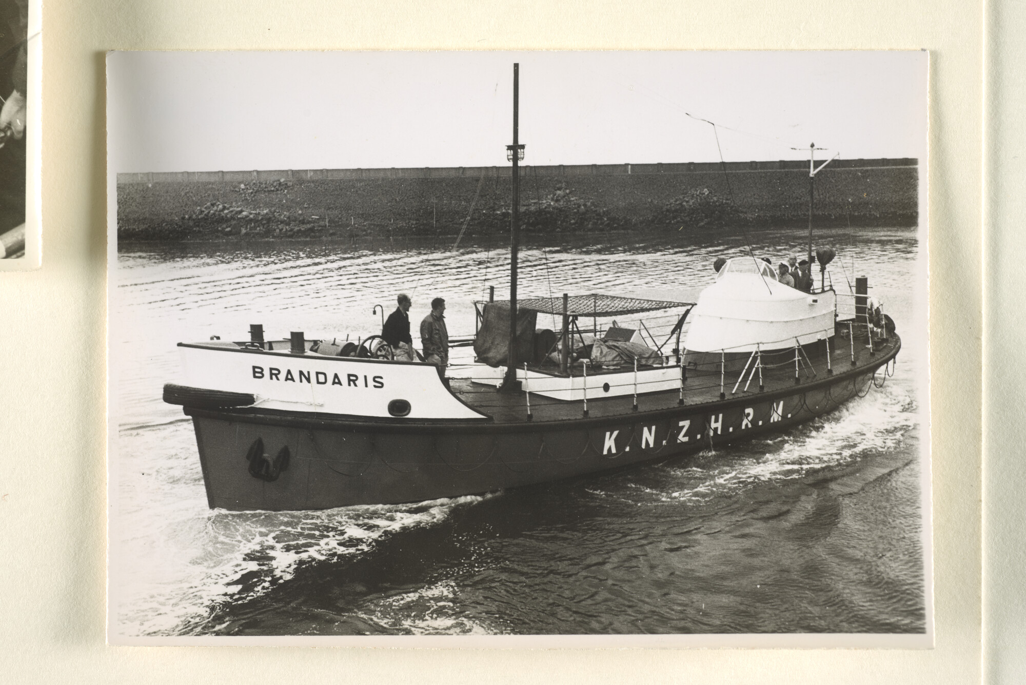 1997.1268; Foto van een geslaagde redding: De motorreddingboot 'Brandaris' van het station Terschelling van de KNZHRM keert terug met geredde schepelingen [...]; fotoreportage