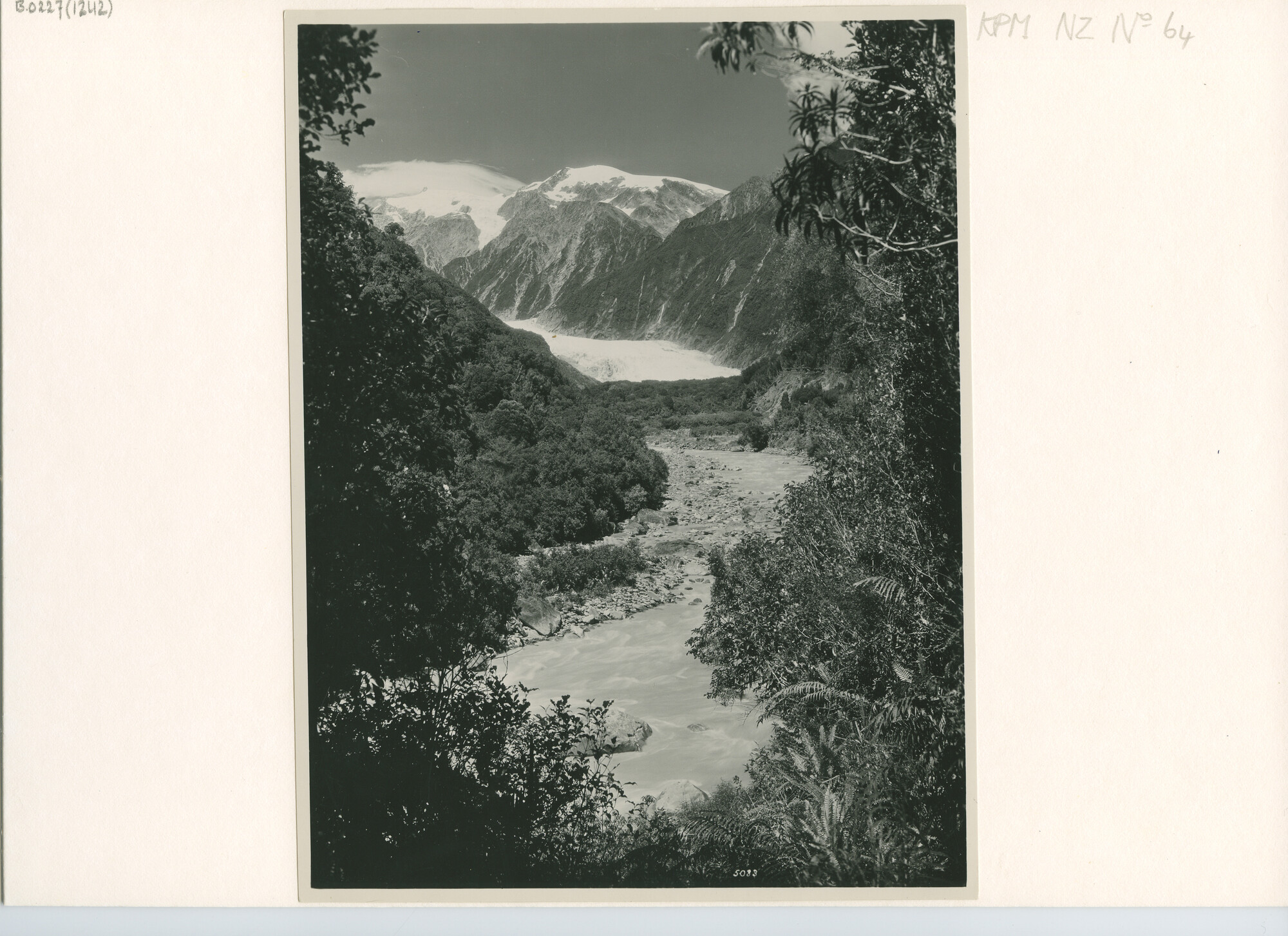 B.0227(1242); Landschapsfoto: uitzicht op rivier en de uitloop van de Franz Jozef gletsjer (Zuidelijke Alpen [...]; foto