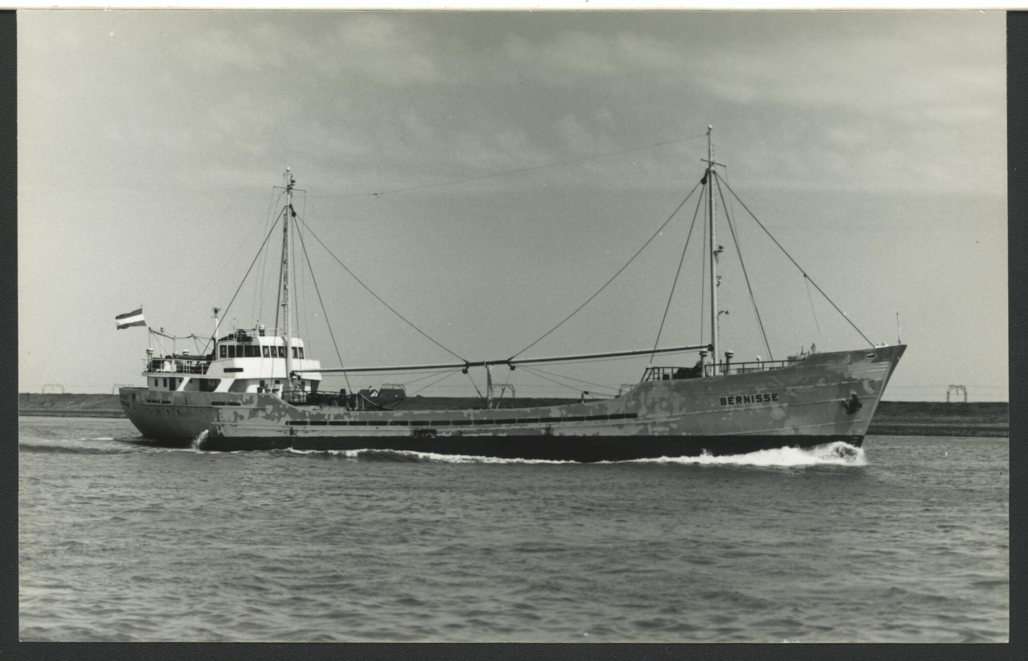 1993.6601; De coaster ms. 'Bernisse' van de rederij P.A. van Es & Co; prentbriefkaart