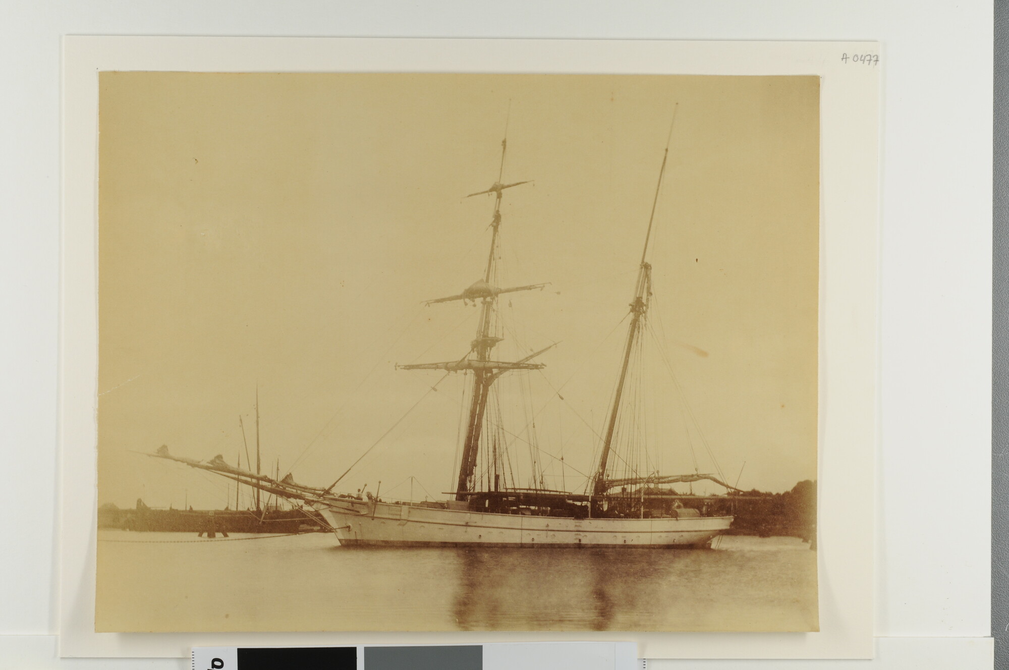 A.0477(37); De schoenerbrik en opnemingsvaartuig Zr.Ms. 'Melvill van Carnbee'; foto