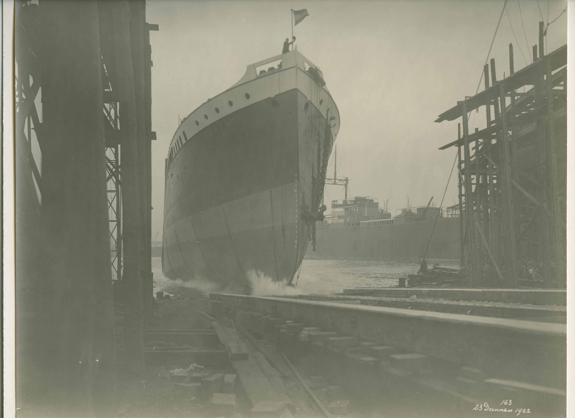 S.5444(0551)1; Foto van de tewaterlating van het vracht-passagiersschip ss. Swartenhondt; foto