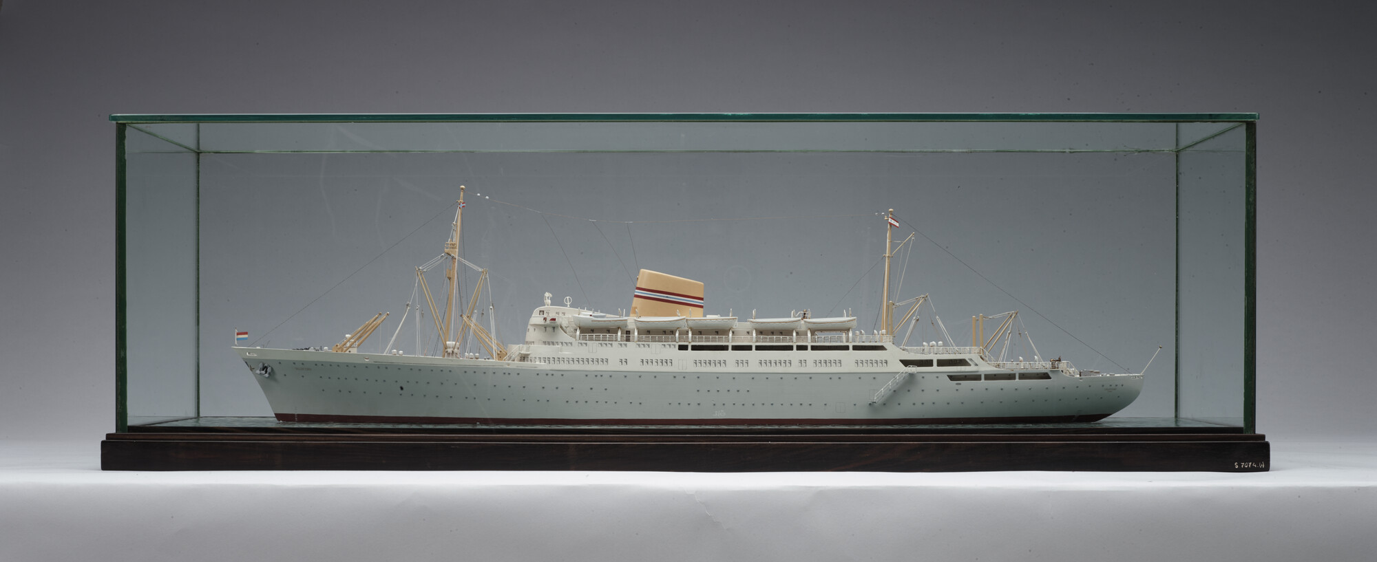 S.7074(01); Waterlijnmodel van het Noorse passagiersschip ms. Oslofjord; scheepsmodel