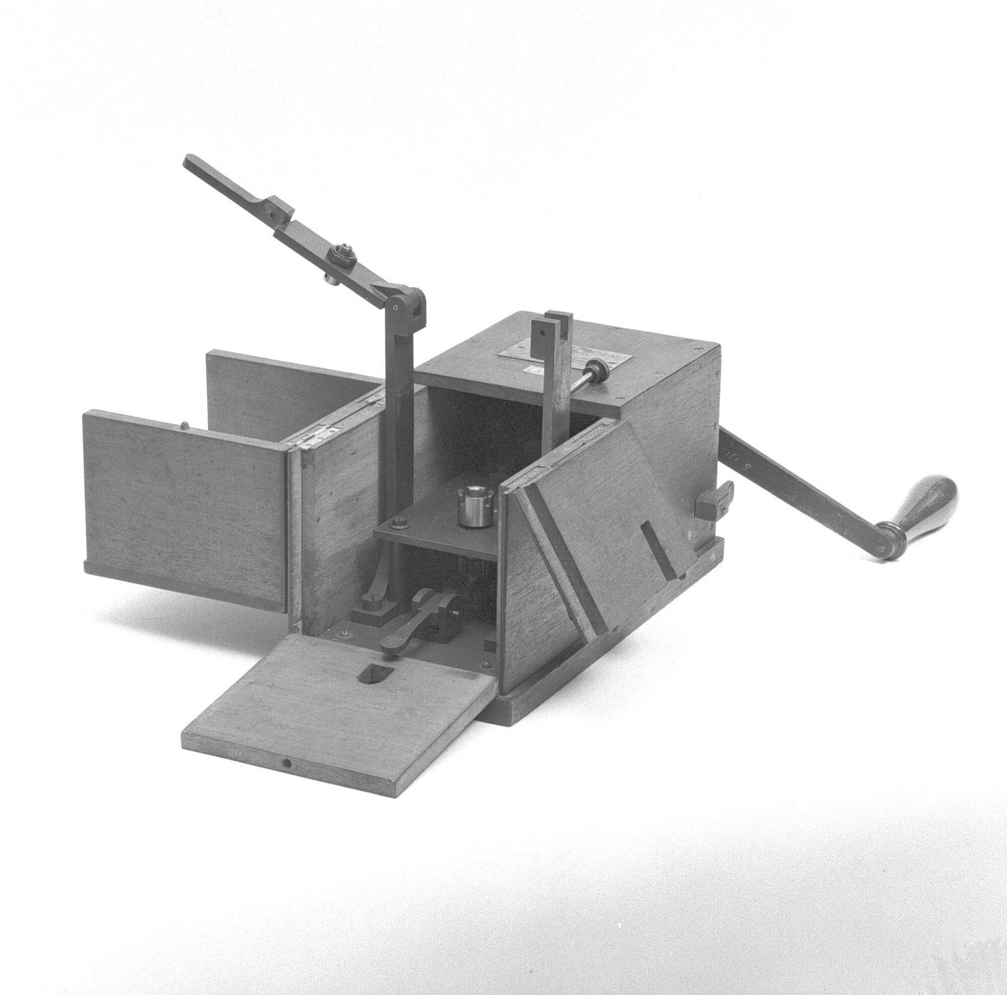 B.0195(13)3; Instrument behorende bij de kunstmatige gyroscopische horizon volgens patent van de Franse kapitein Fleuriais (patent 1886); kunstmatige horizon