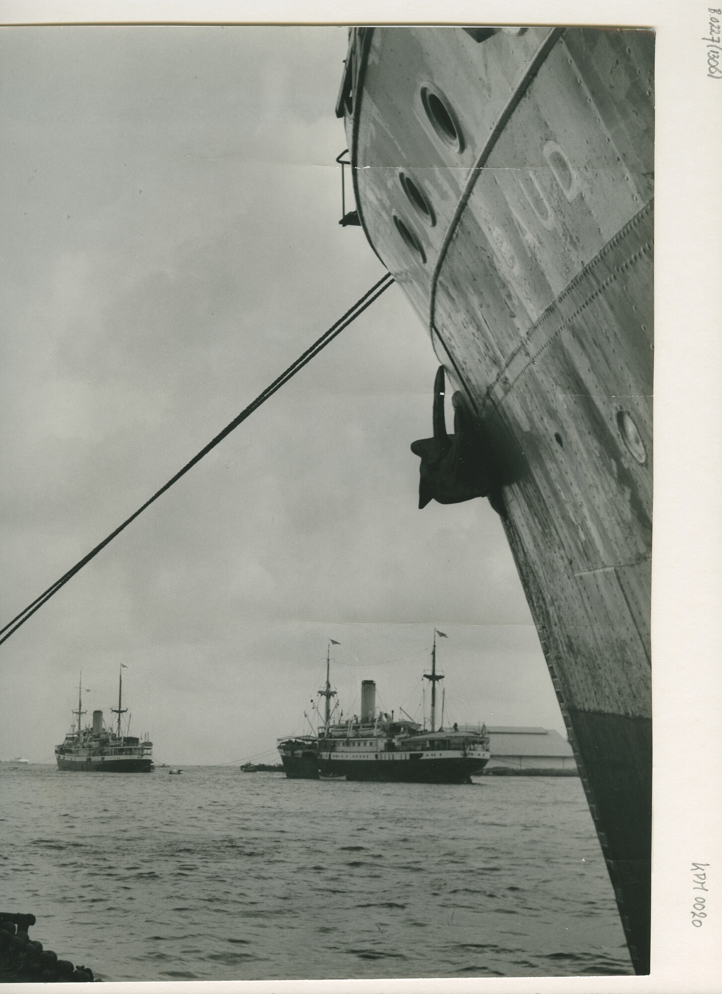 B.0227(1306); Foto van de mailschepen ss. Valentijn en Generaal van Geen van de KPM op de rede van Tandjong Priok; foto