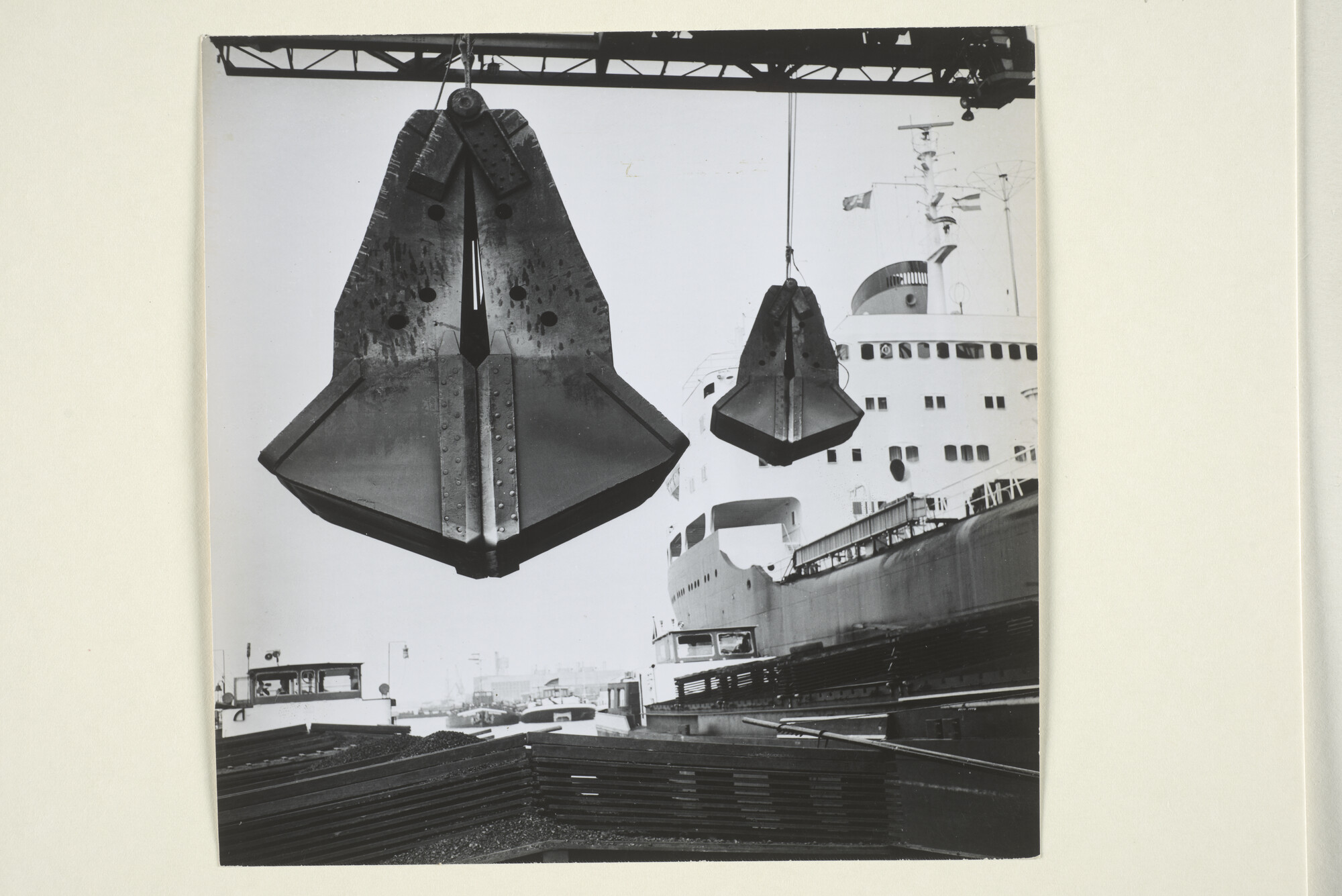 1998.0474; Ertsoverslag bij de OBA aan de Ertskade in Amsterdam, 1963; foto