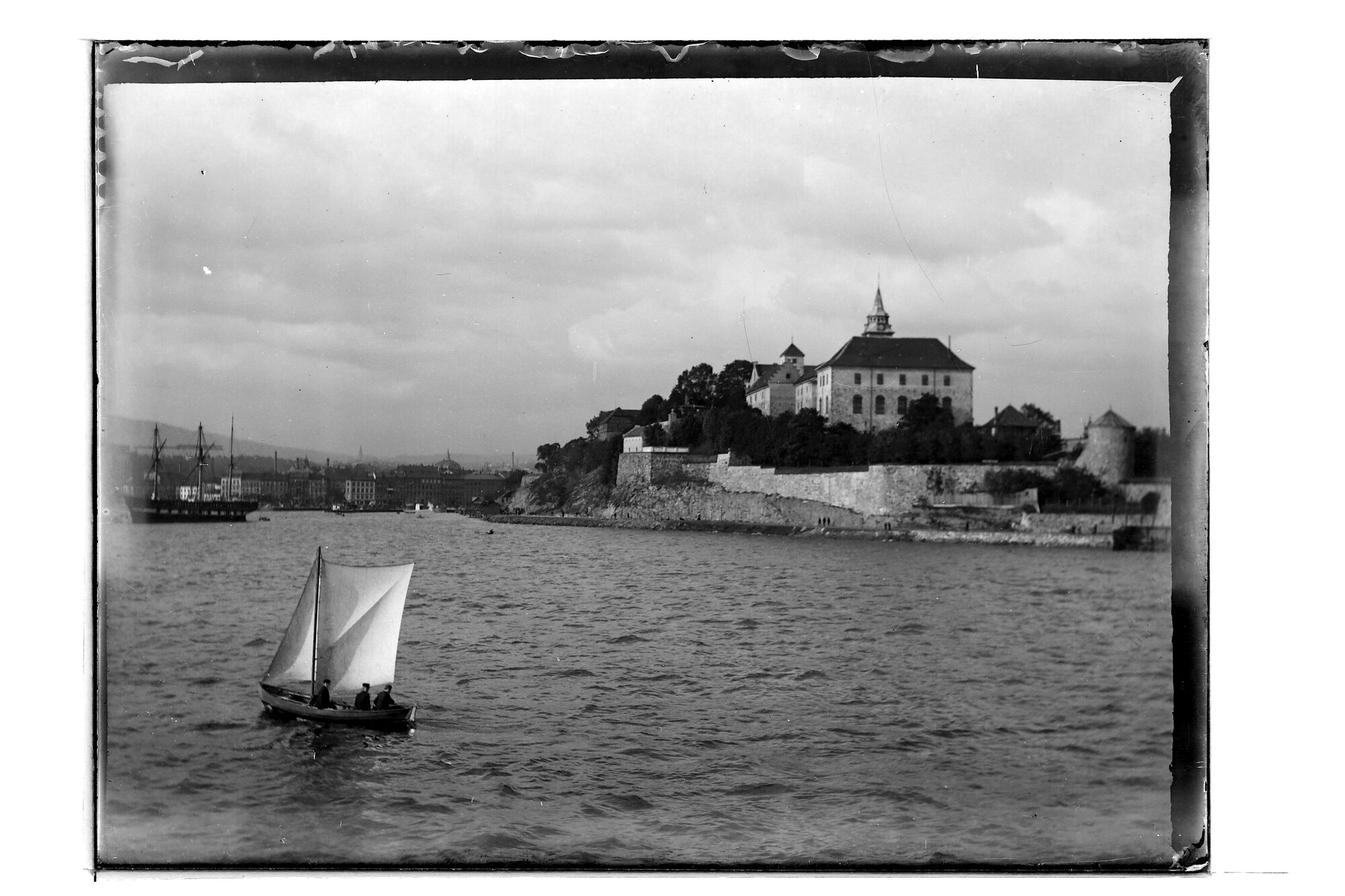 S.3319(052)a; Gezicht op de vesting Akershus in de haven van Oslo; negatief