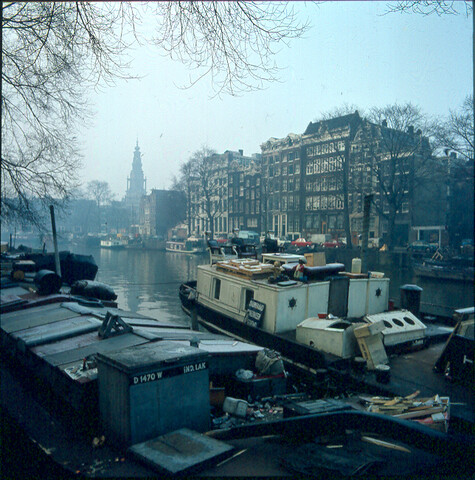 S.9100(4337); Dia van de Zuiderkerk op achtergrond, gracht met schuiten op voorgrond; diapositief