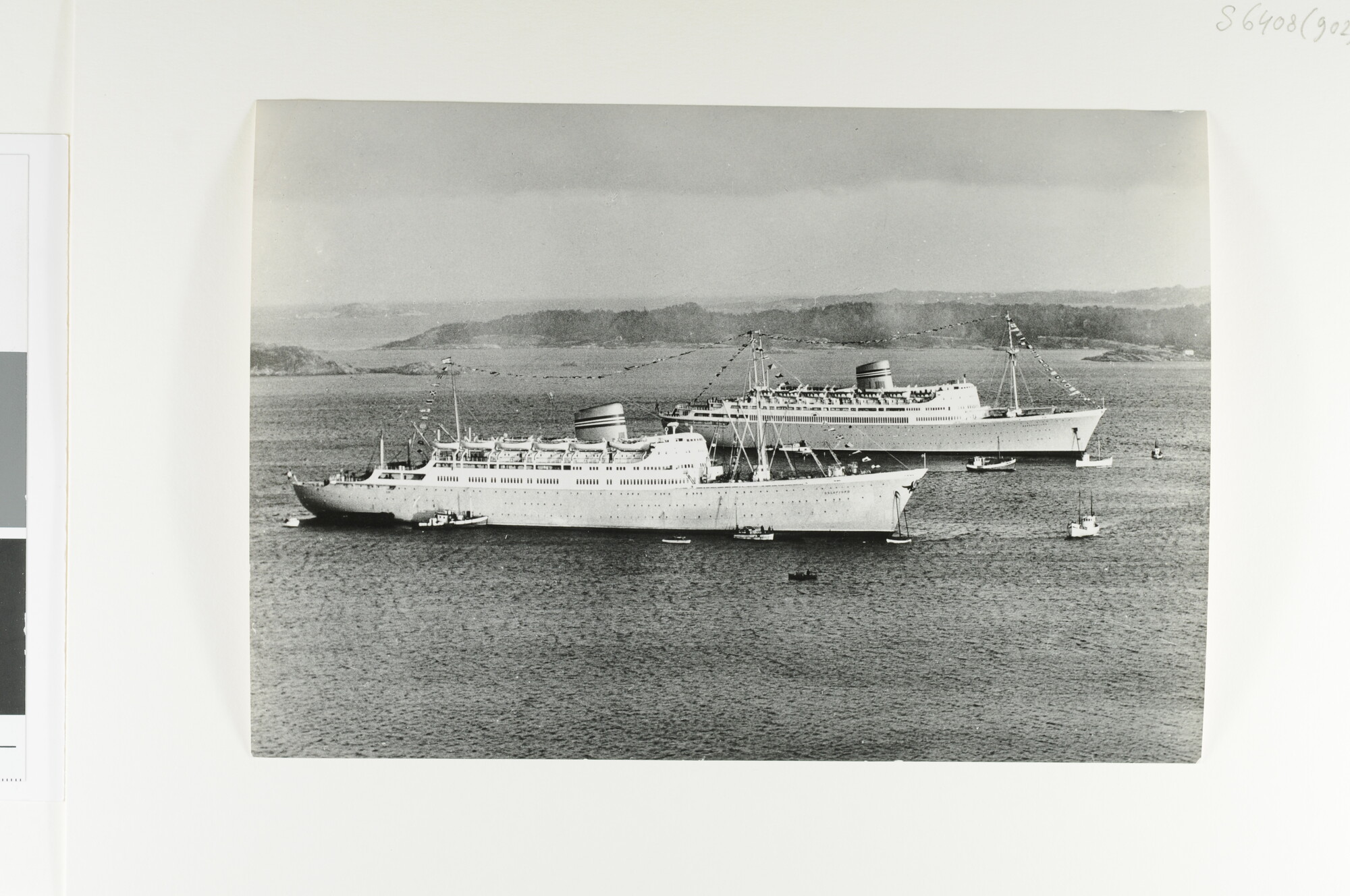 S.6408(0902); De Noorse passagiersschepen ms. 'Oslofjord' en 'Bergensfjord'; foto