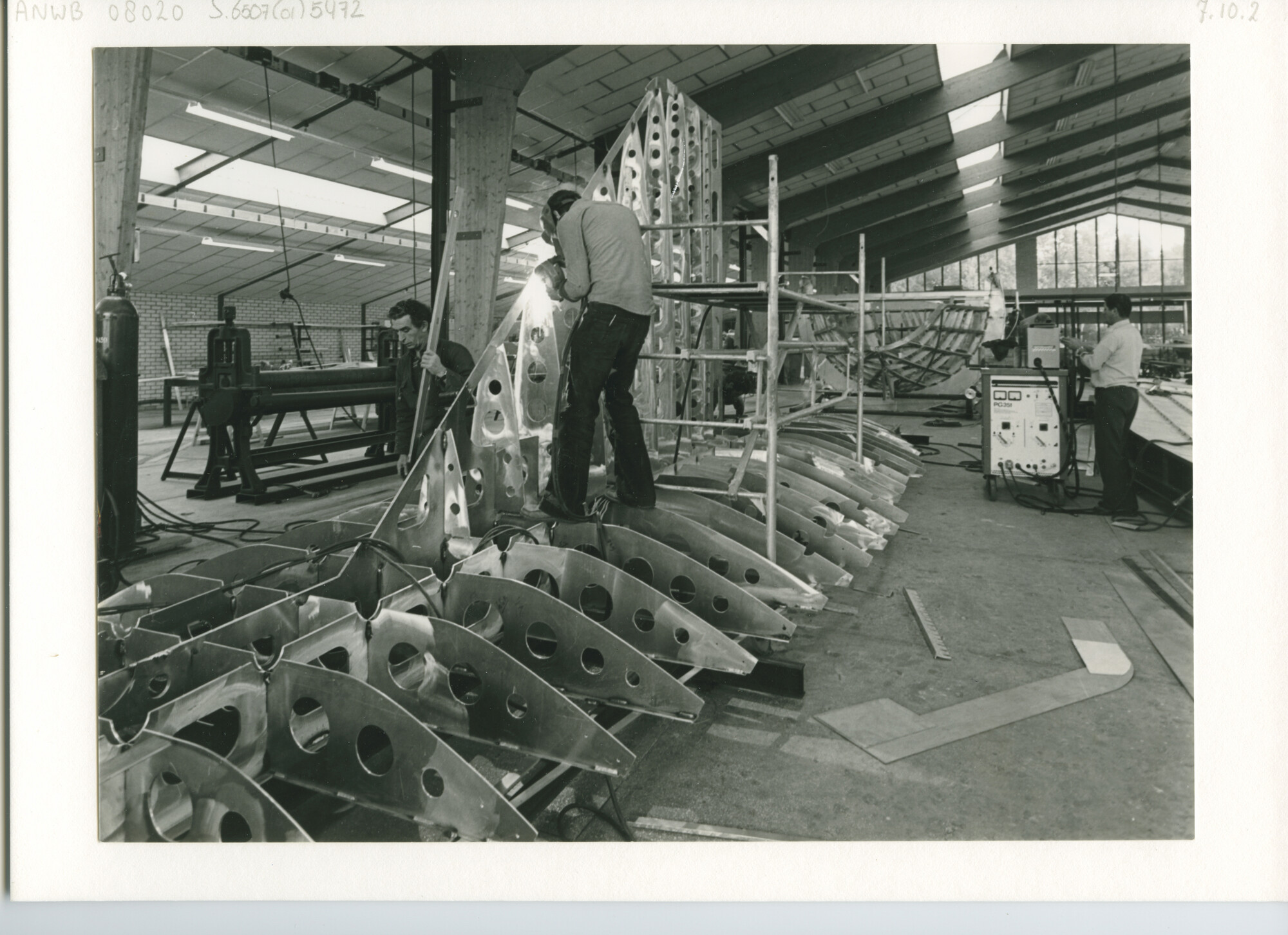 S.6507(01)5472; Foto van de Flyer 2 in aanbouw; foto
