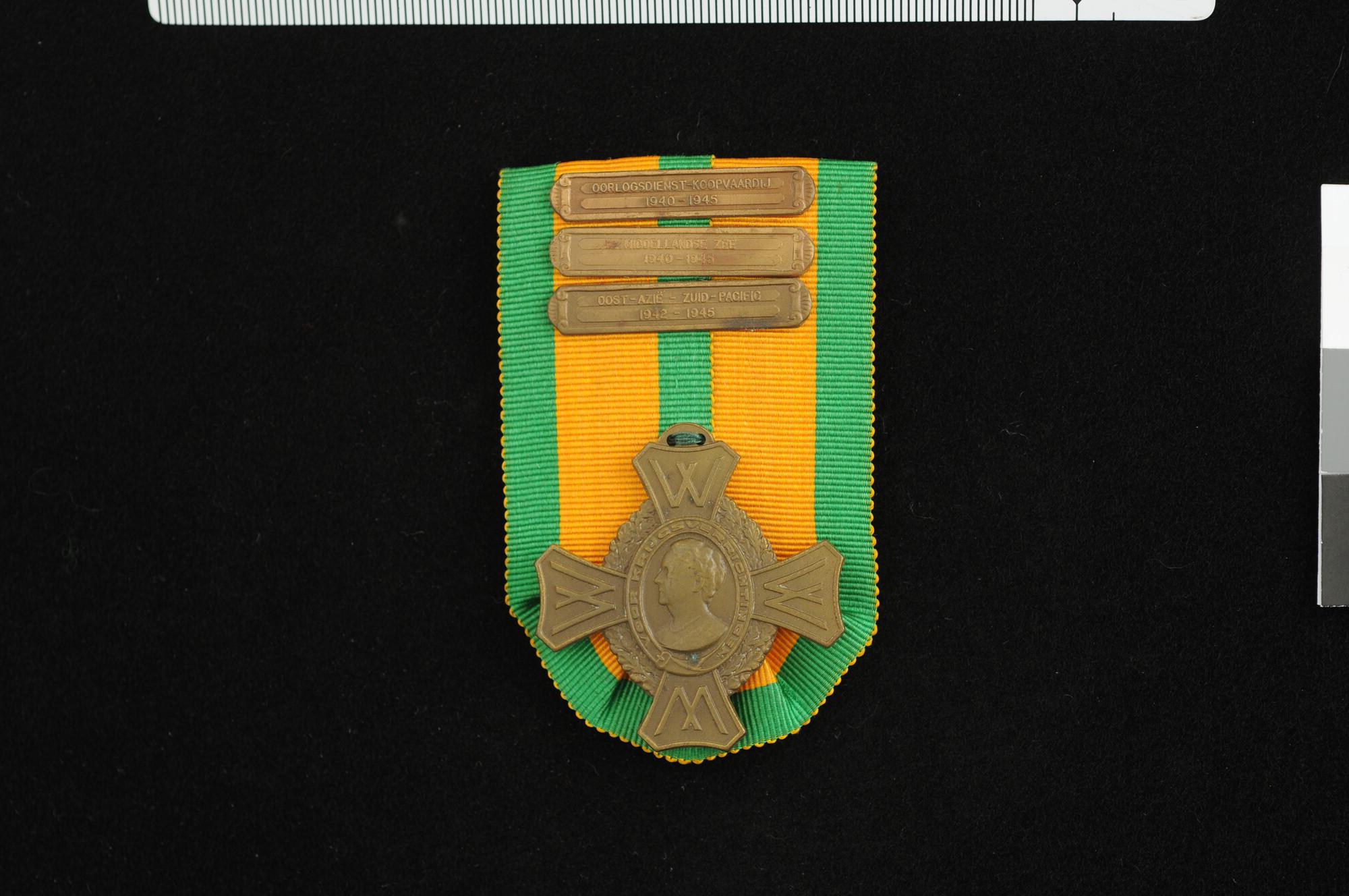 1995.5992; Oorlogsherinneringskruis met drie gespen, uitgereikt aan B.A. Molenaar (1891-1973); onderscheiding
