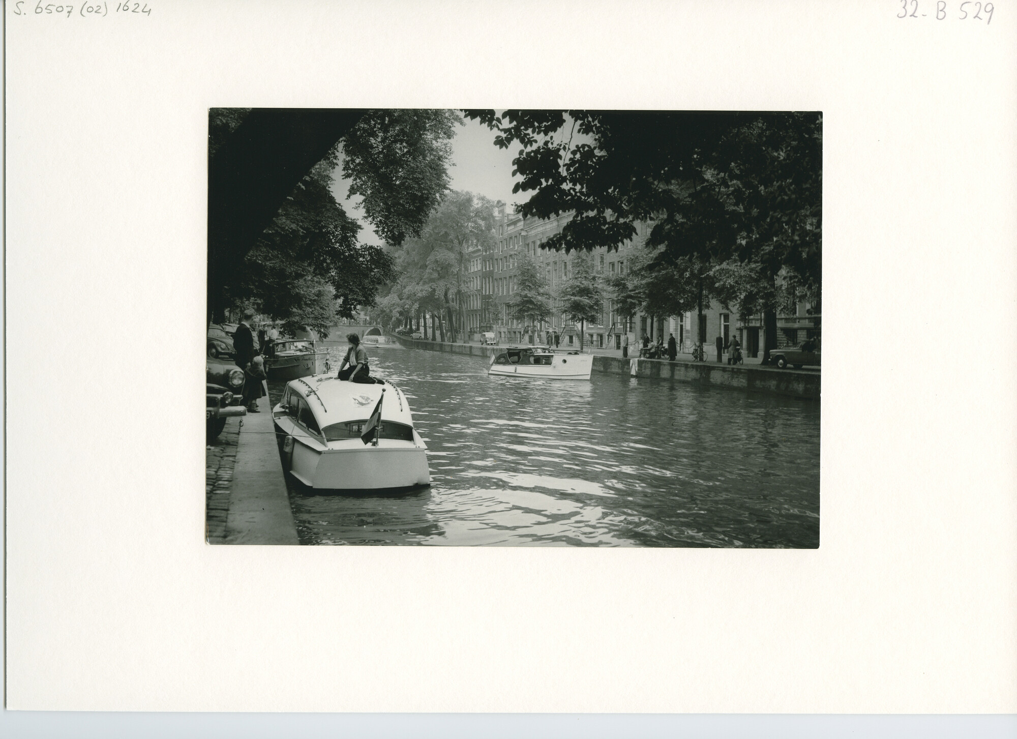 S.6507(02)1624.03; Zwart-wit foto van een motorboot-rally door de grachten van Amsterdam; foto