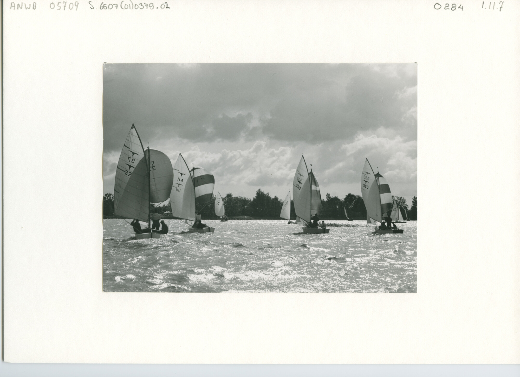 S.6507(01)0379.02; Foto van de Goudse Zeilweek 1961: ondermeer tegenlicht-opname van voor de wind varend Valken; foto