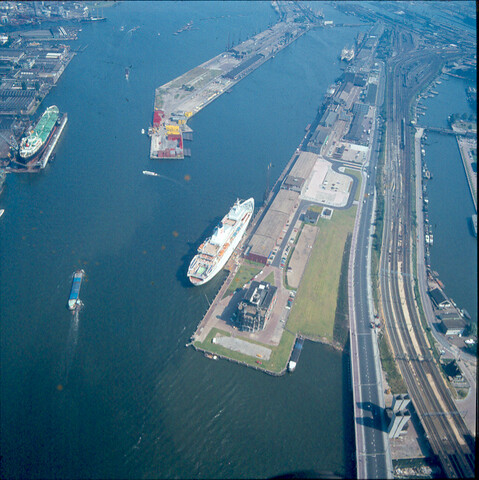 S.9100(6987); Dia van het Noorse cruiseschip 'Royal Viking Sea' van de Royal Viking Line langs de PTA in Amsterdam; diapositief