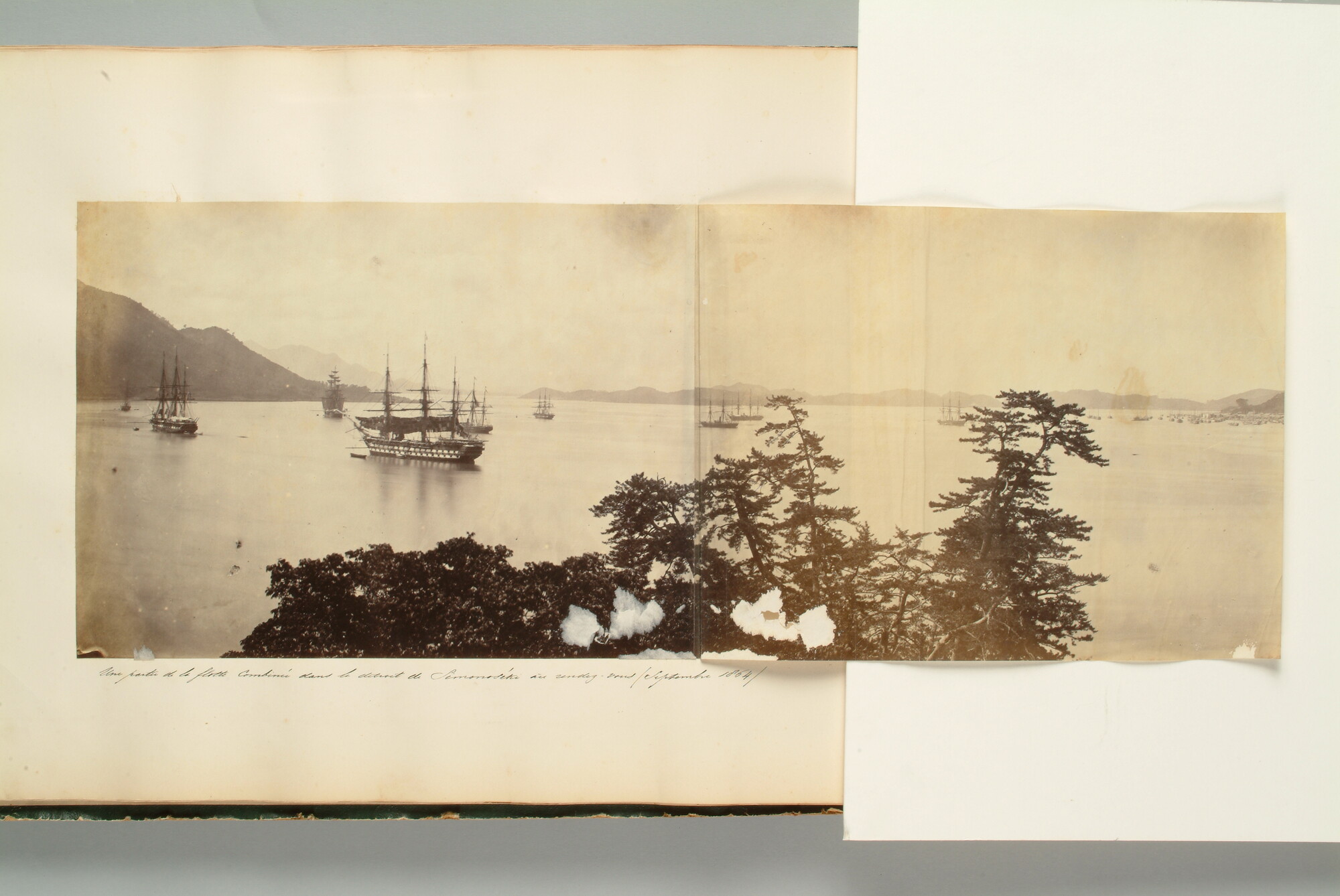 S.3628(04); 'Views of Japan': Album nr. 3 uit een serie van drie van de Nederlandse consul in Japan Dirk de Graeff van Polsbroek; fotoalbum