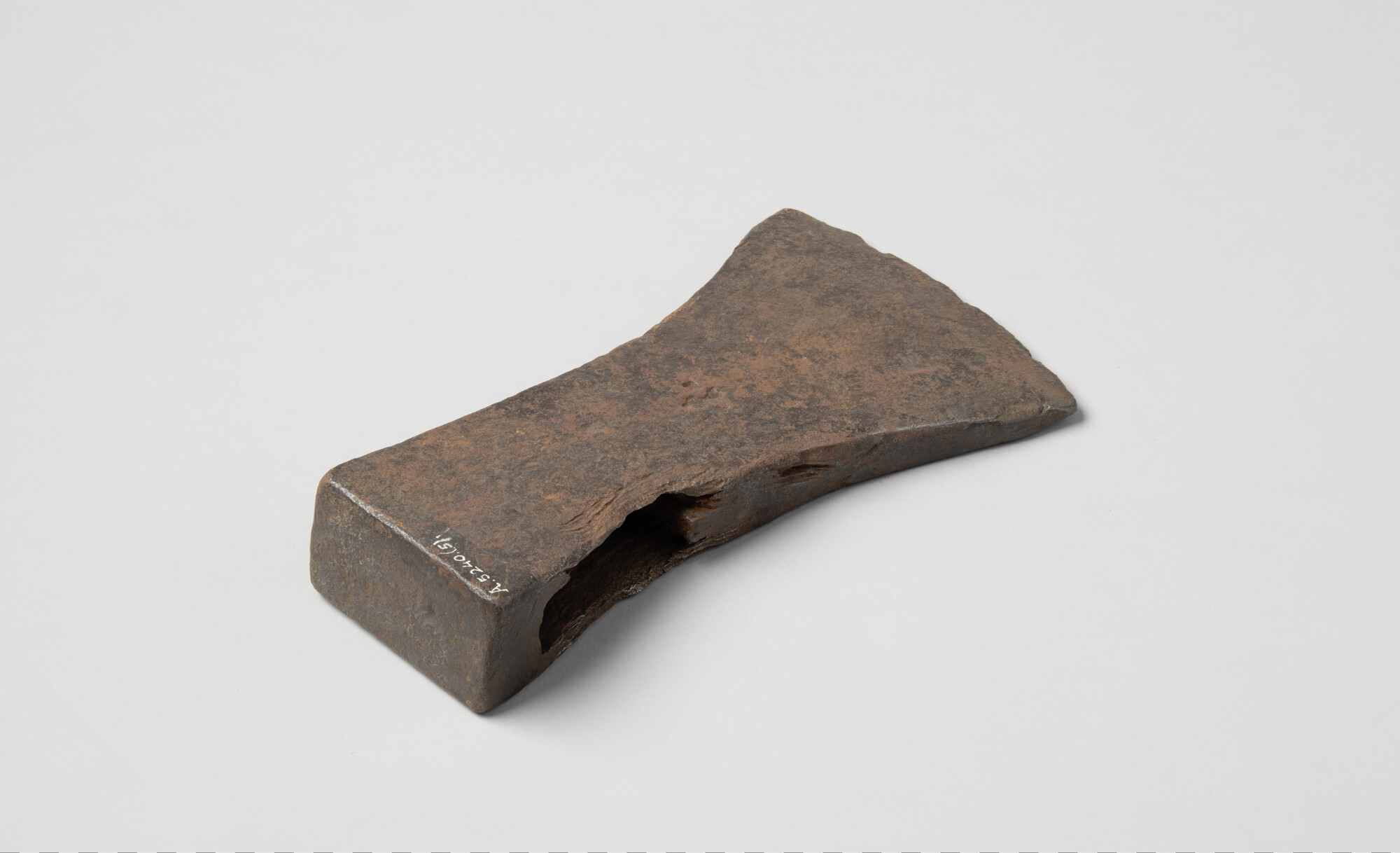 A.5240(05); Bijl zonder steel en met niet te definieren merk; bijl