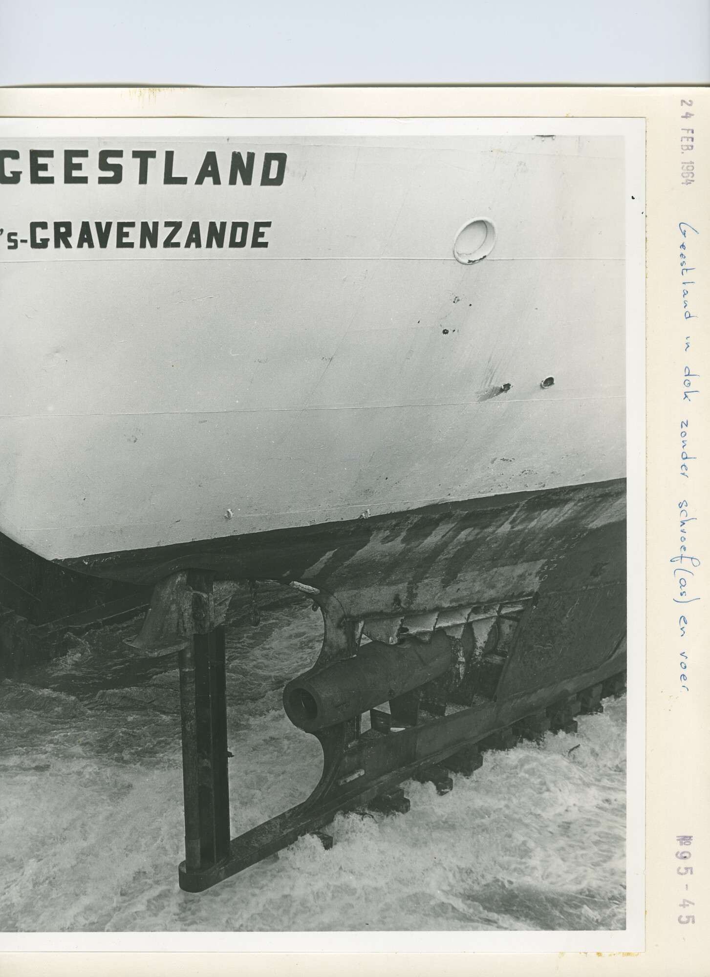 S.5444(4242)2; Foto van het koelvrachtschip ms. Geestland ligt in het dok bij de NDSM; foto