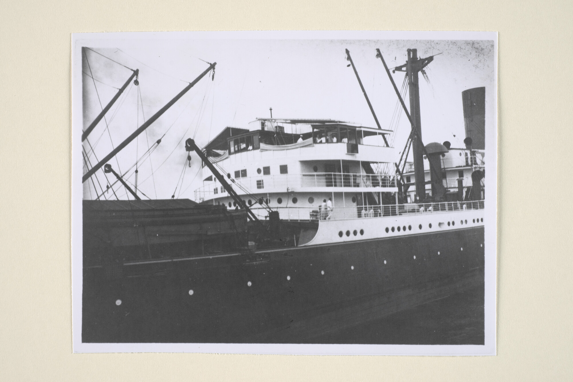 1995.5004; Detailfoto van het dekhuis van het vrachtschip ss. 'Poulau Roebiah' van de SMN; foto