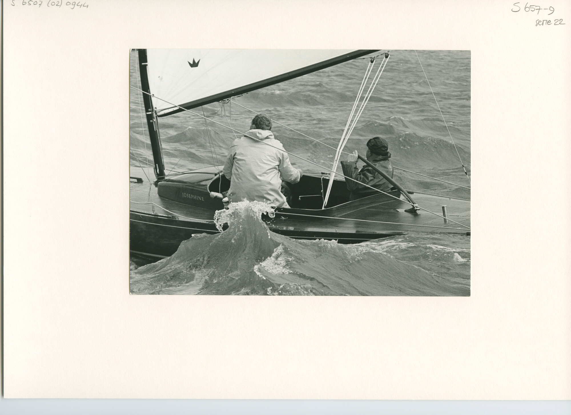 S.6507(02)0944.06; Zwart-wit foto van een wedstrijd in de Drakenklasse op het IJsselmeer voor Medemblik om de Internationale Dragon Gold Cup; foto