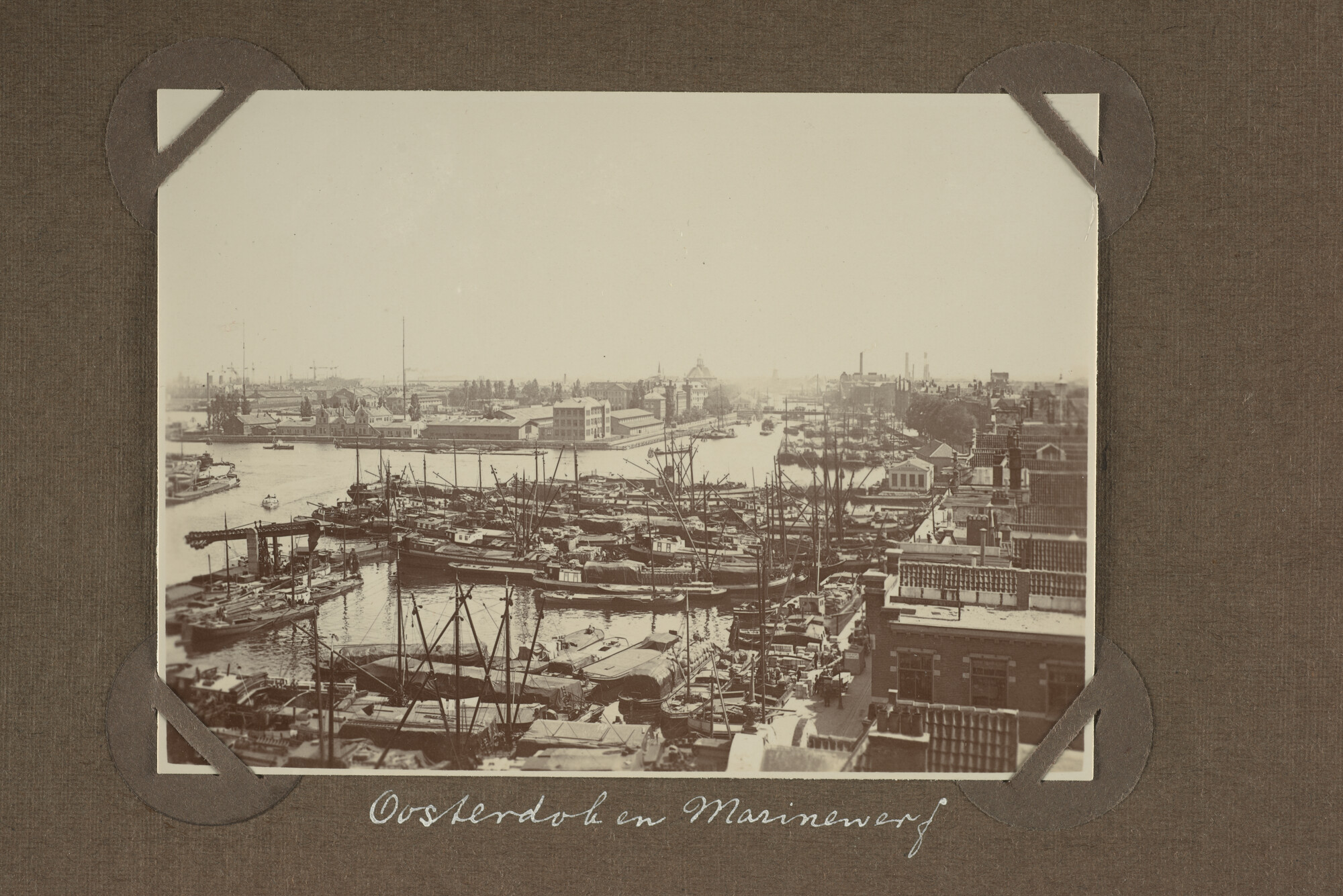 1997.1438; Zes losse bladen uit een fotoalbum van L.L. Bergsma met voornamelijk 'kiekjes'; foto