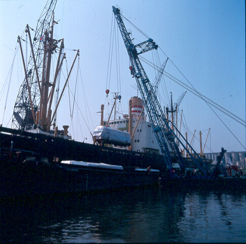 S.9100(8828); Dia van het Indonesische vrachtschip ms. 'Pratita' uit Jakarta; diapositief