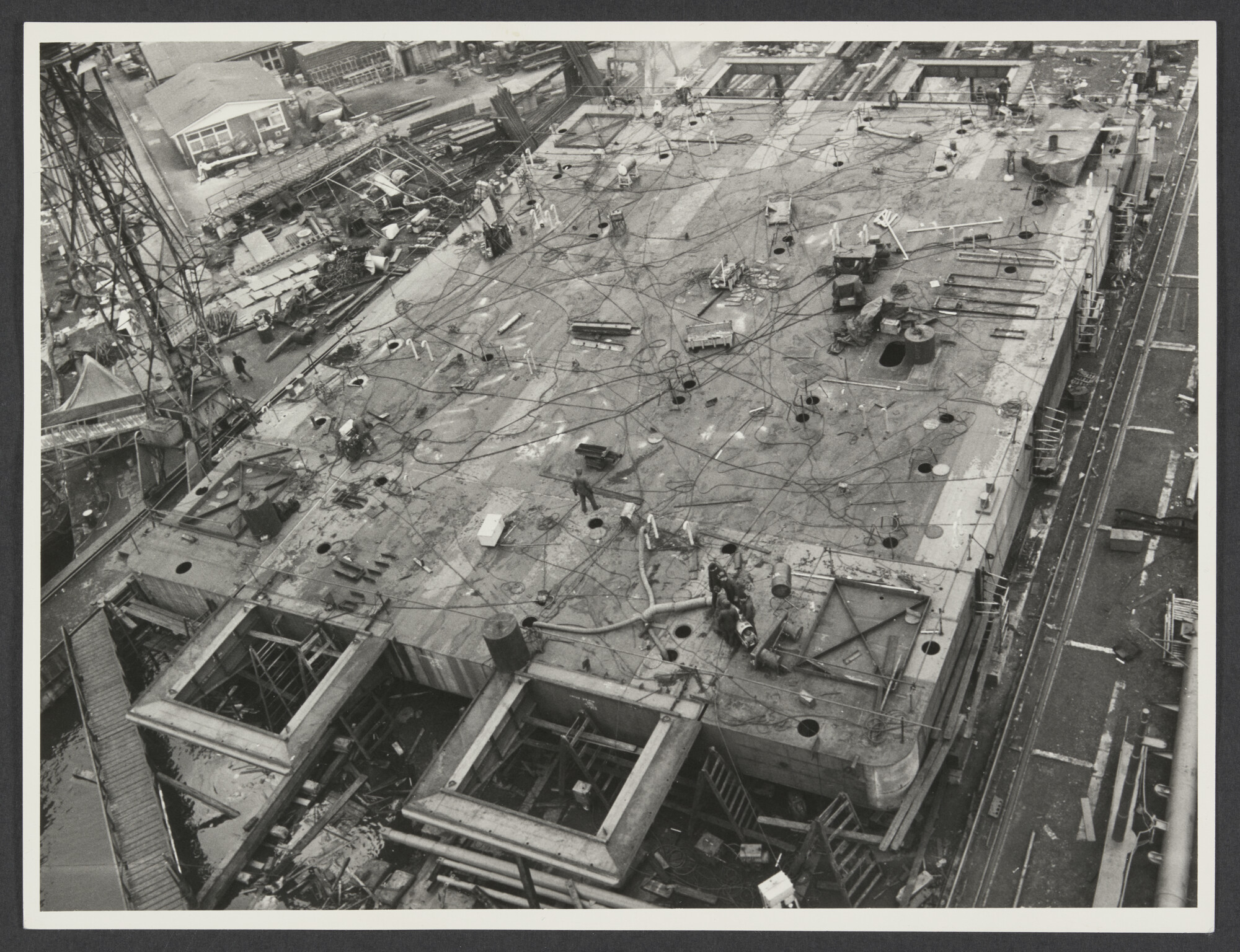 2025.0280; Zwart-wit luchtfoto van de bouw van hefeiland Rio Parana, 9 februari 1966; zwart-wit foto
