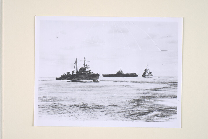 1994.6349; Het Britse slagschip HMS Warspite en het vliegdekschip HMS Illoustrious; foto