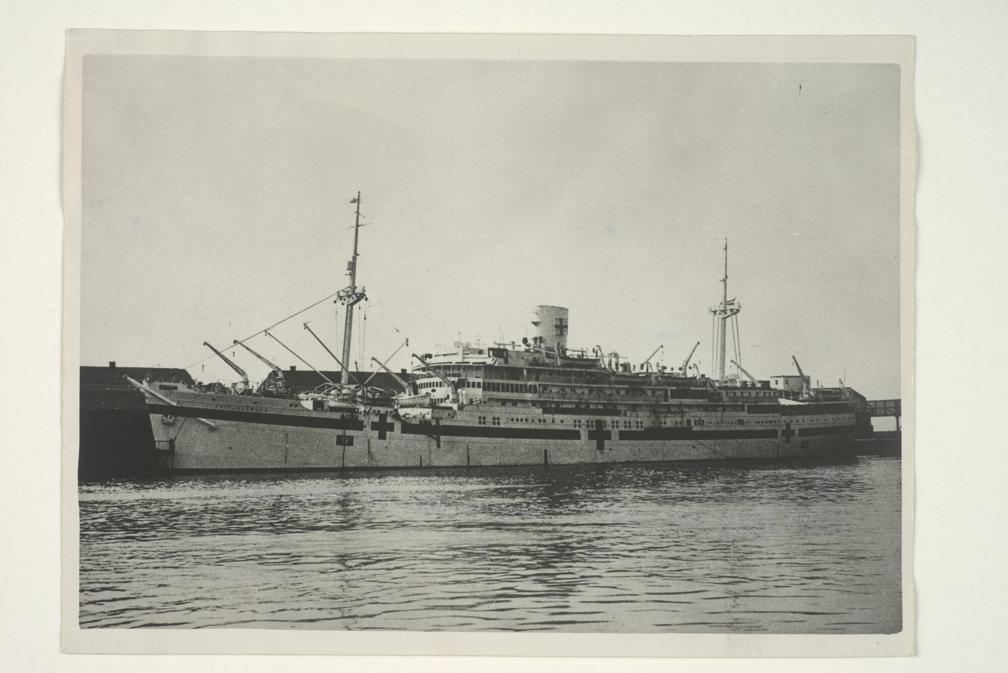 2000.3417; 'The Navy's new hospitalship 'Tjitjalengka'.' Het tot hospitaalschip ingerichte passagiersschip ms. 'Tjitjalengka' van de Java-China-Japan [...]; foto